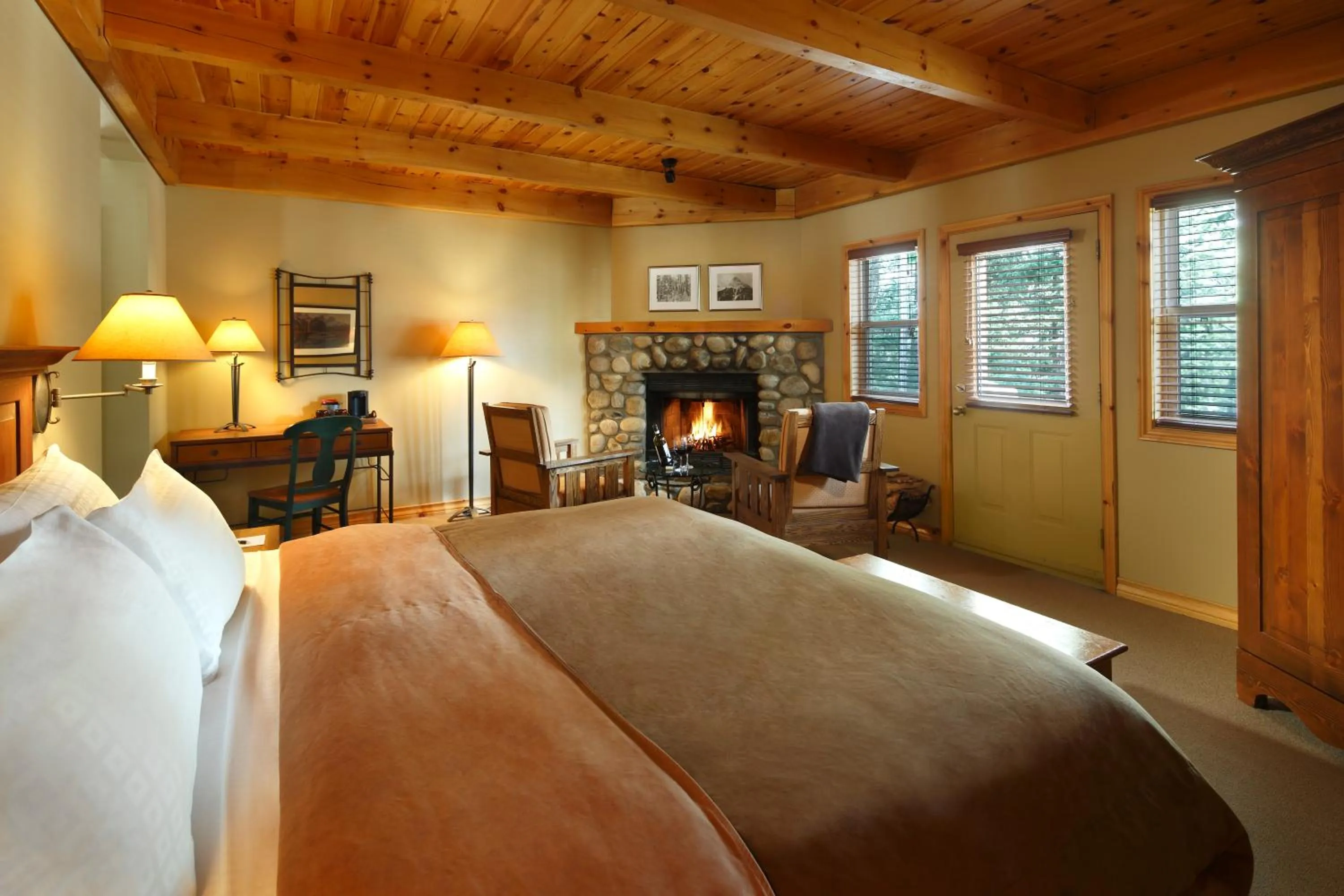 Premier Queen Room in Buffalo Mountain Lodge