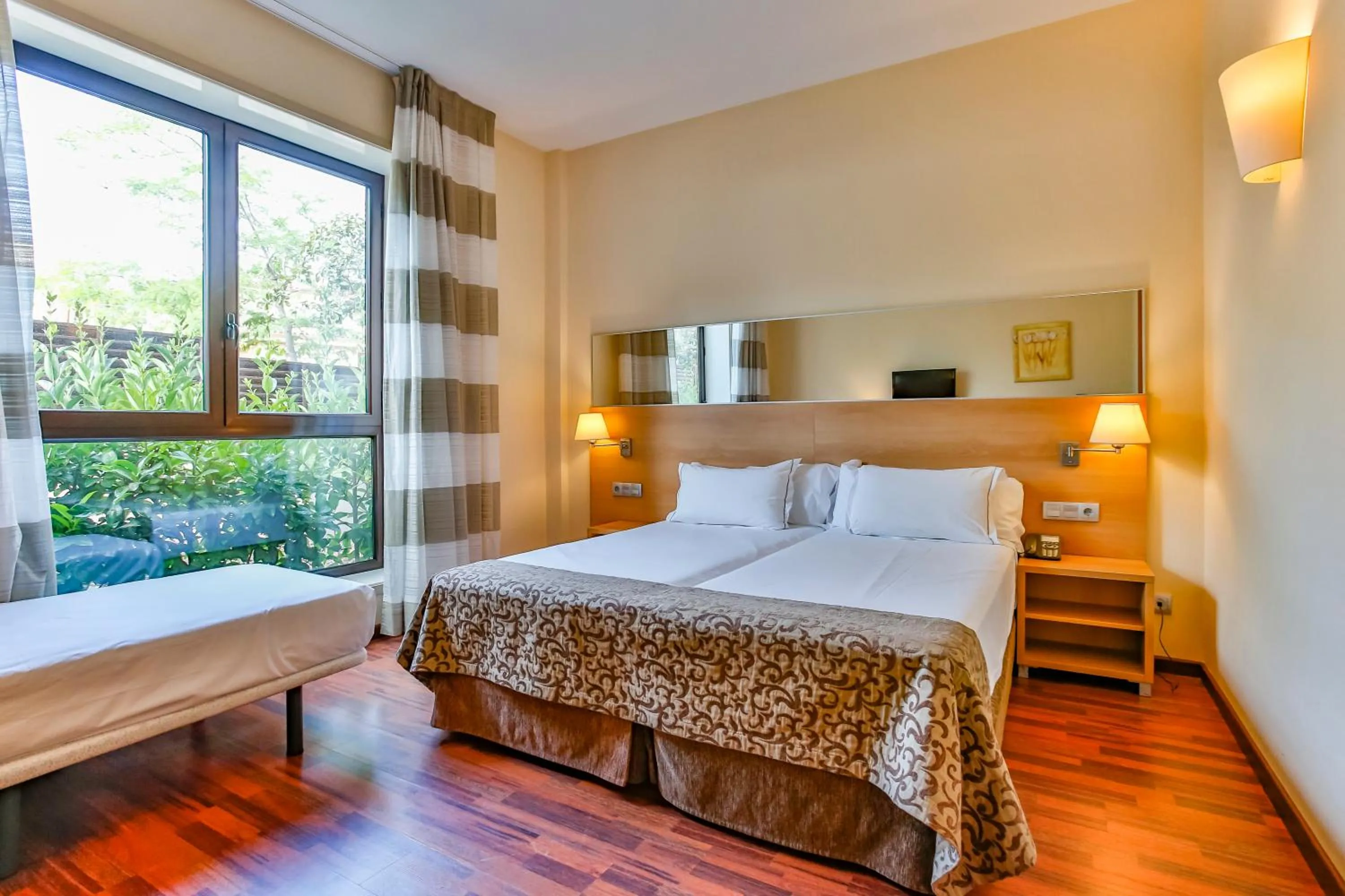 Twin Room with Extra Bed in Hotel Desitges