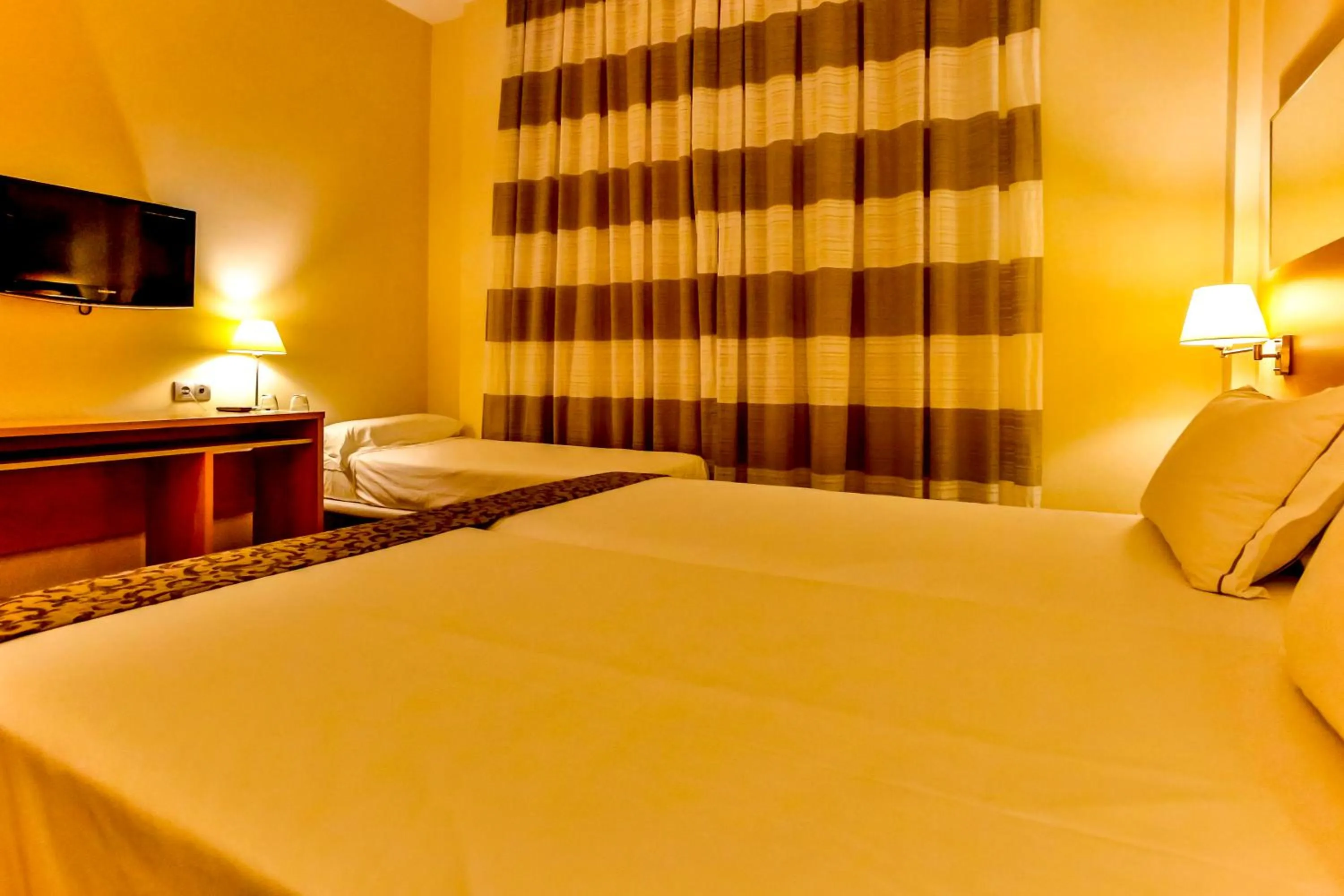 Twin Room with Extra Bed in Hotel Desitges