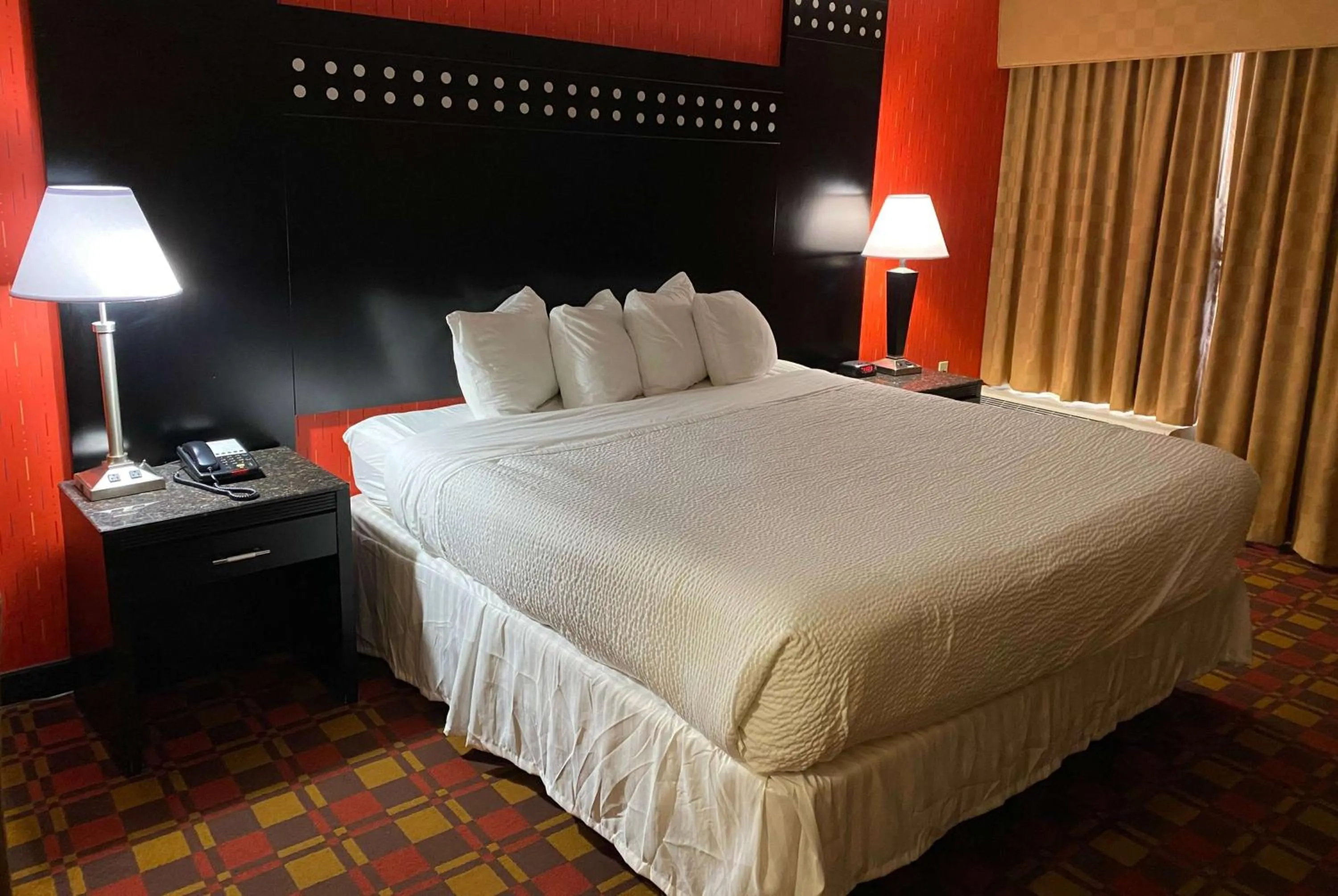 King Room - Non-Smoking in Ramada by Wyndham Rochelle Park Near Paramus