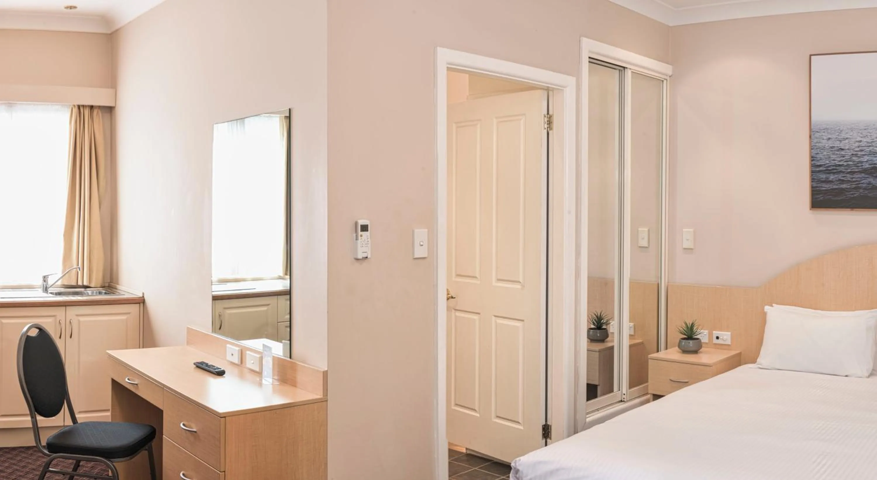 Superior King Room in Blue Mountains Heritage Motel