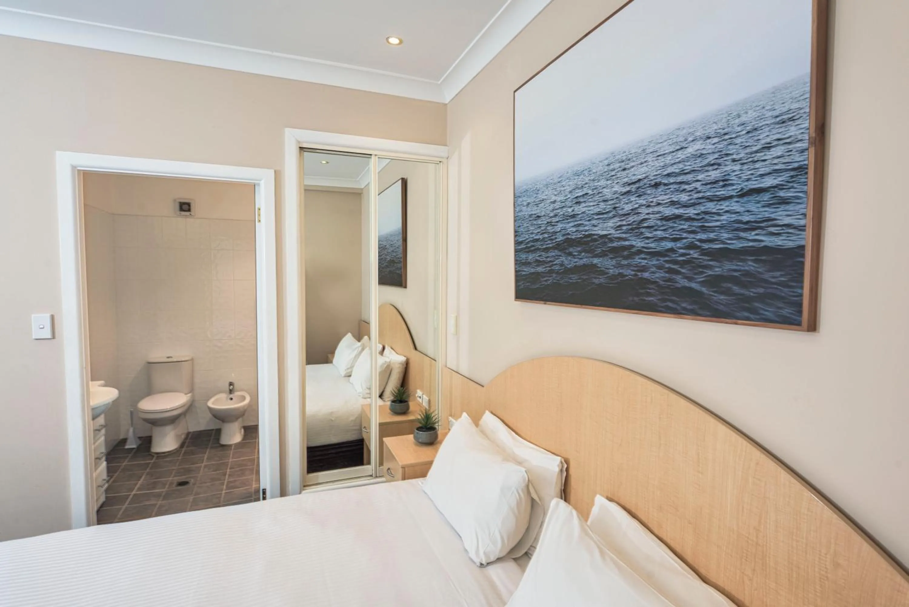 Queen Suite with Spa Bath - Adults Only in Blue Mountains Heritage Motel