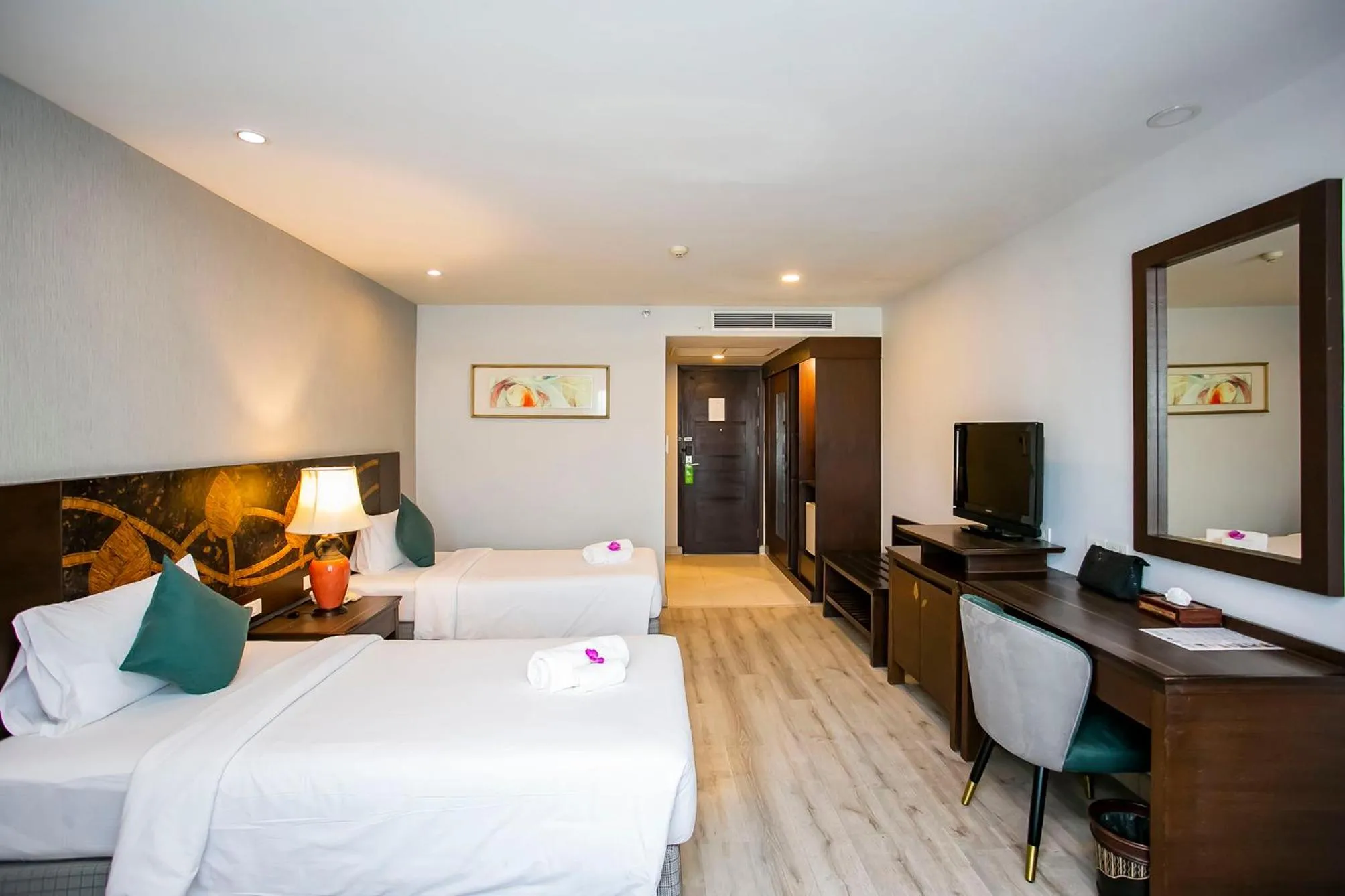Deluxe Twin Room in Empress Pattaya Hotel