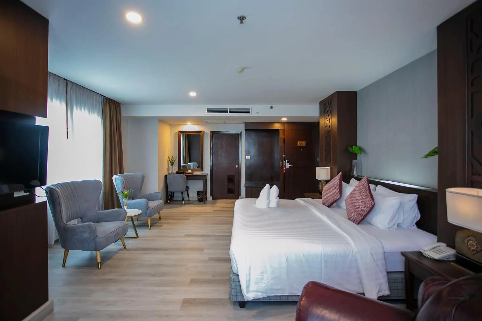 Corner Double Room in Empress Pattaya Hotel