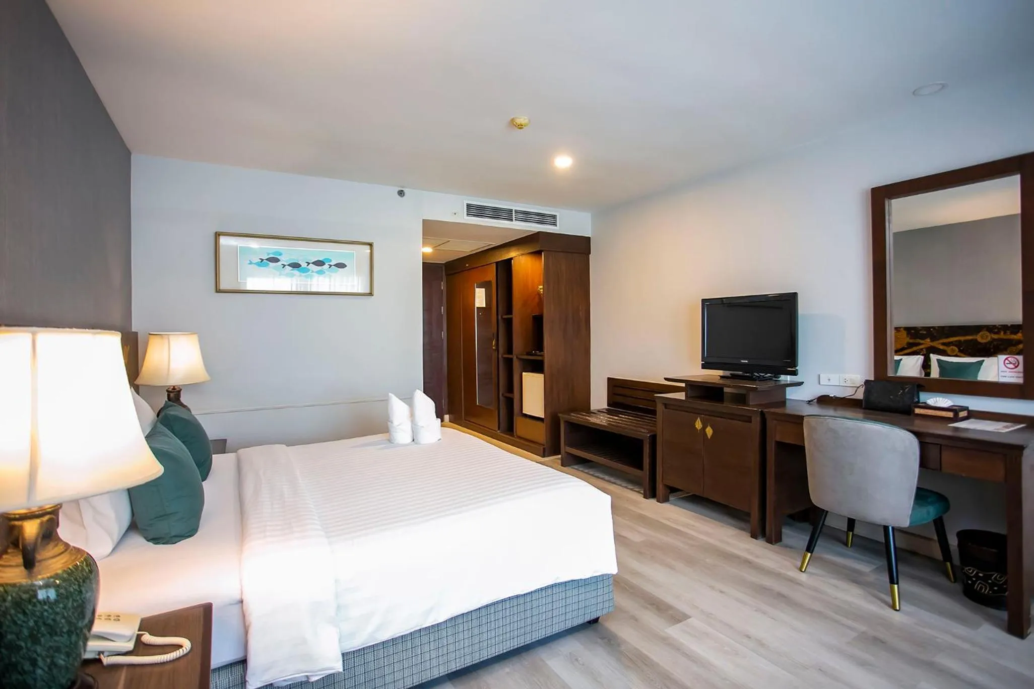 Deluxe Double Room in Empress Pattaya Hotel