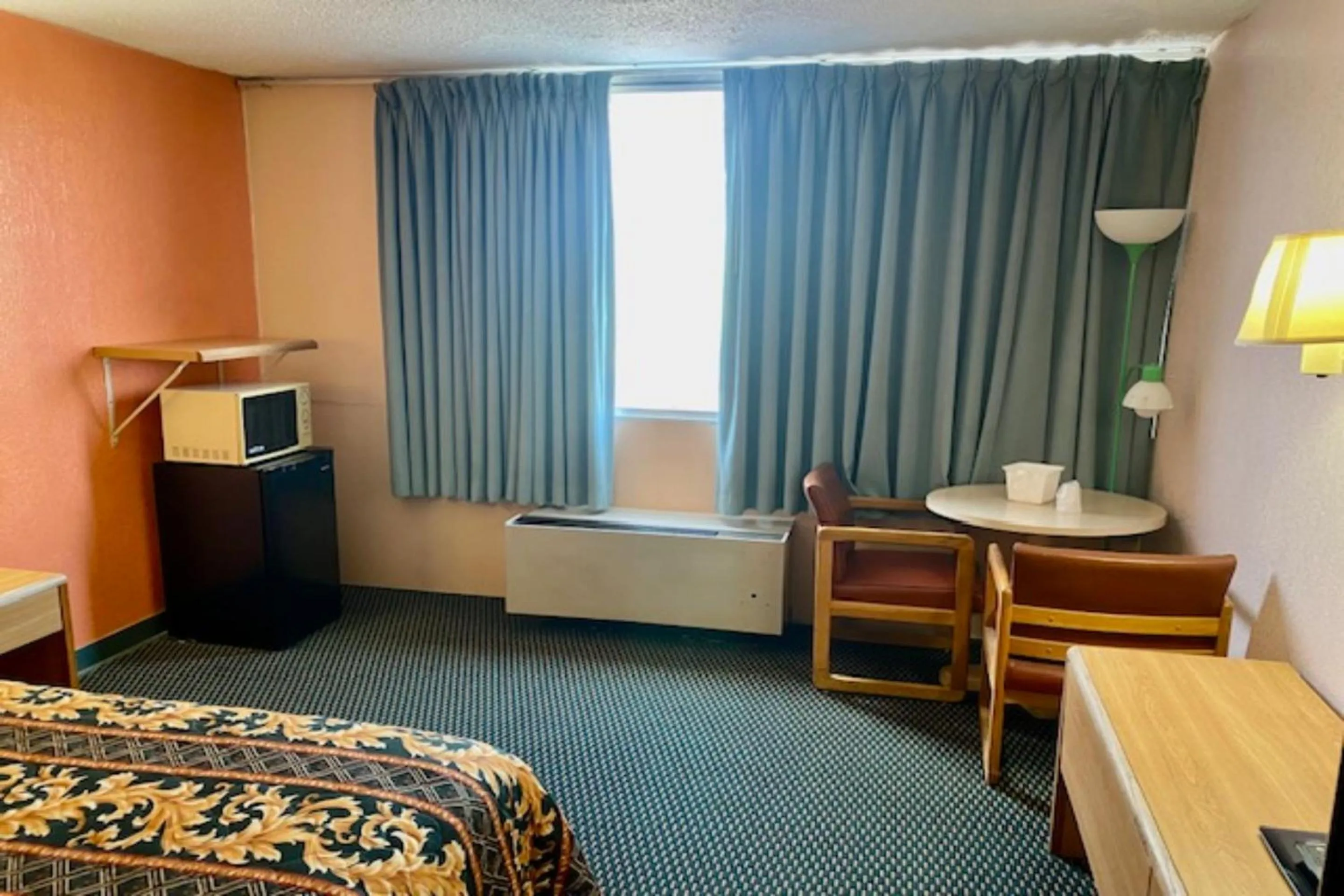 Full Bed Smoking in Red Carpet Inn & Suites Lima -Listing Partner