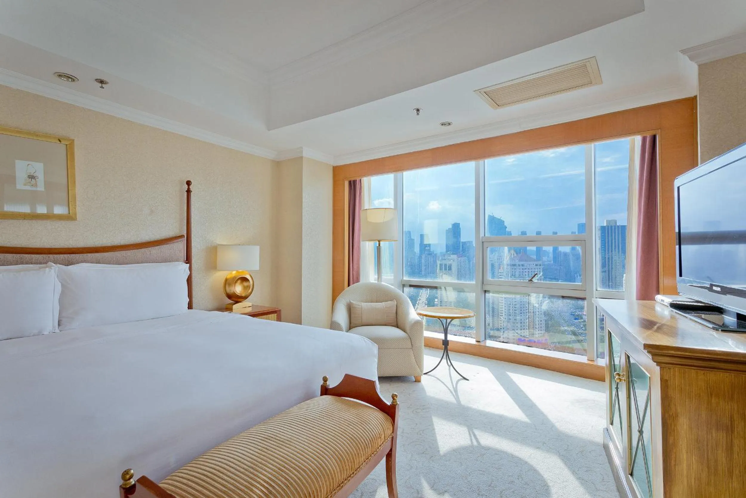 Executive Business Suite in Crowne Plaza Qingdao by IHG