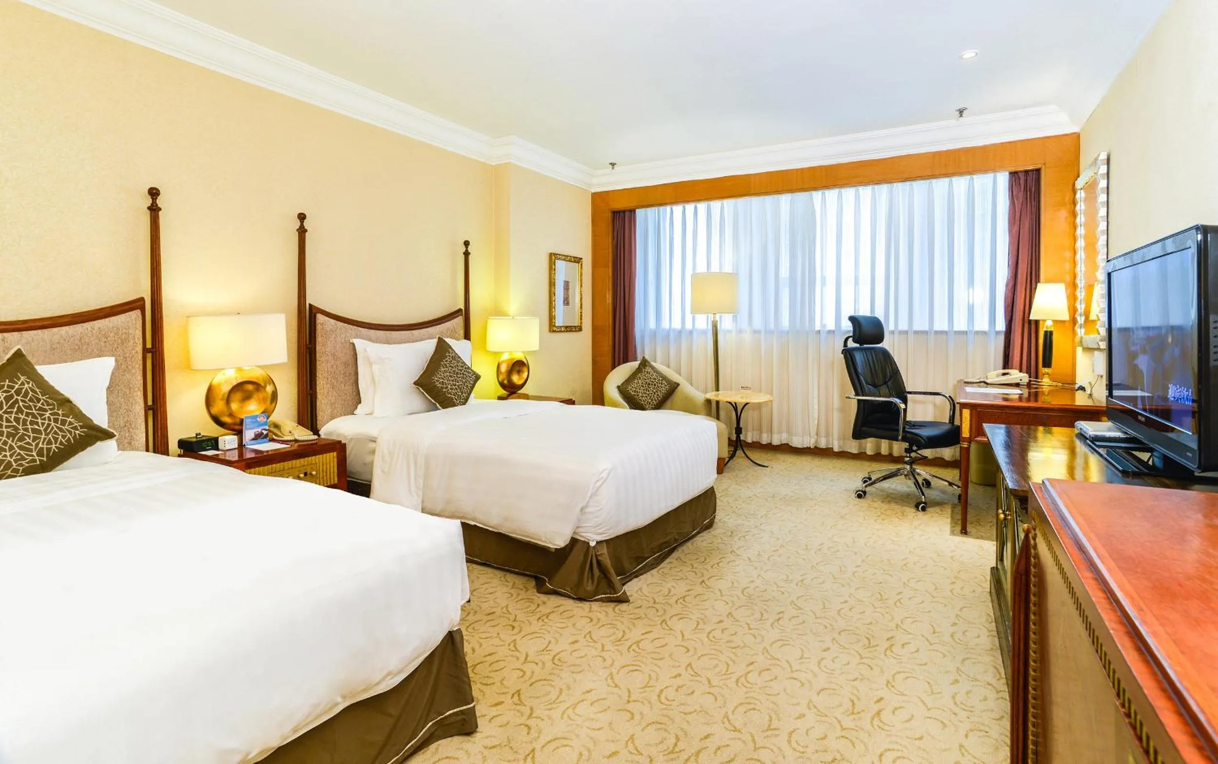 2 Single Beds Standard Club Floor in Crowne Plaza Qingdao by IHG