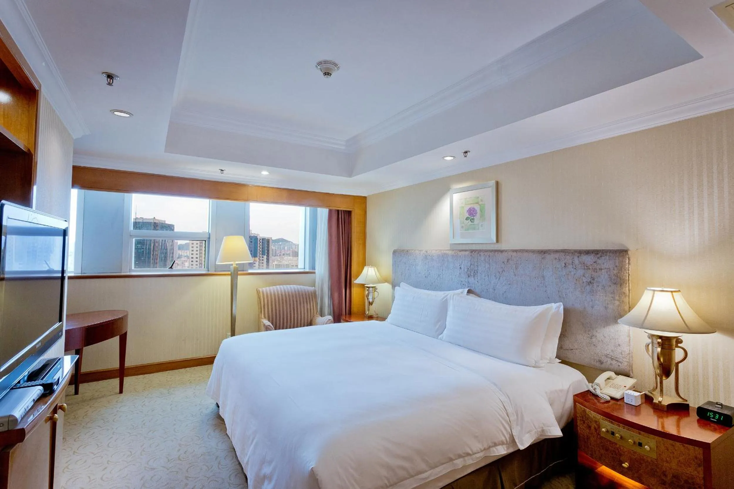 Premium King Room - Club Floor in Crowne Plaza Qingdao by IHG