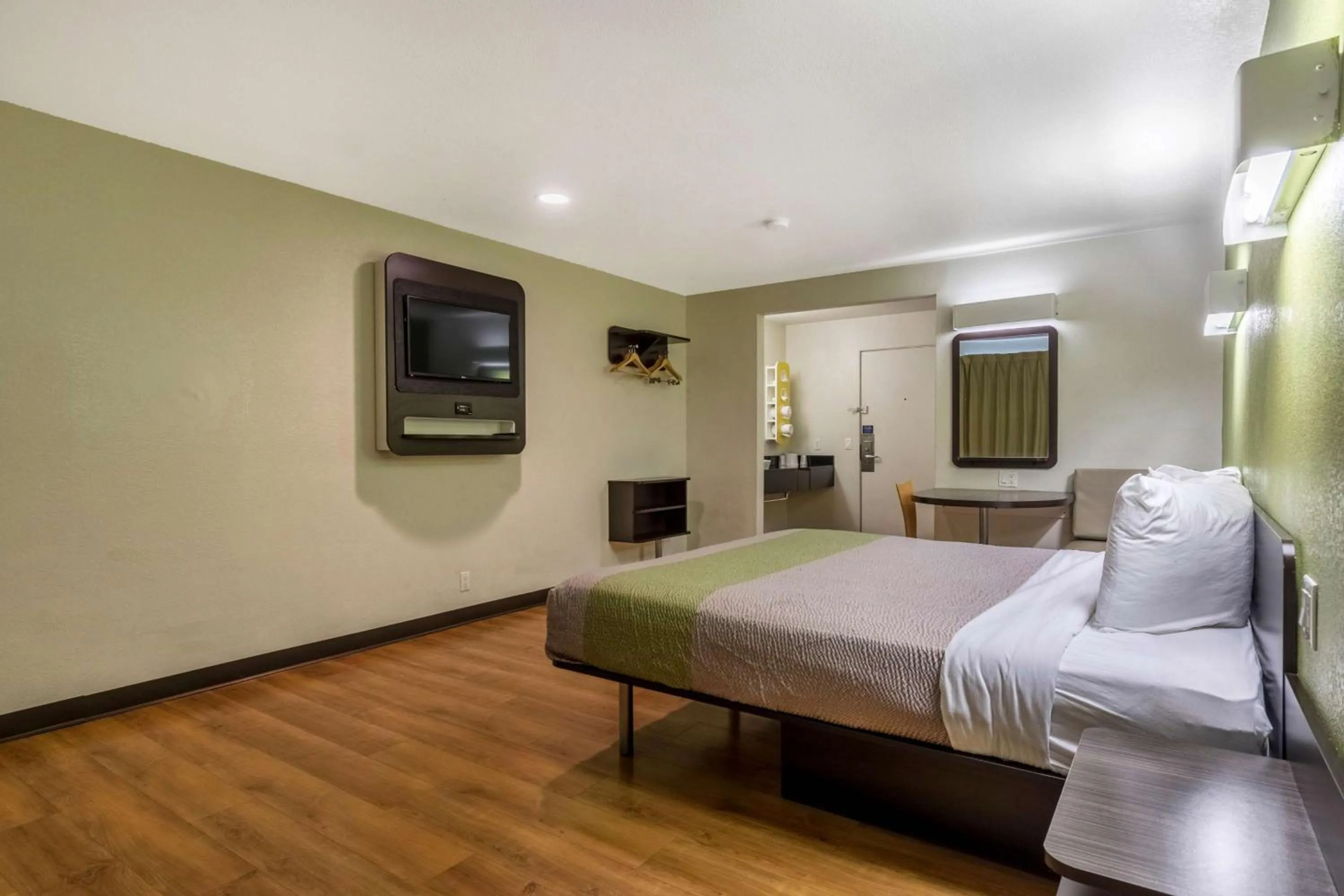 King Room - single occupancy - Disability Access - Non-Smoking in Motel 6-Redlands, CA