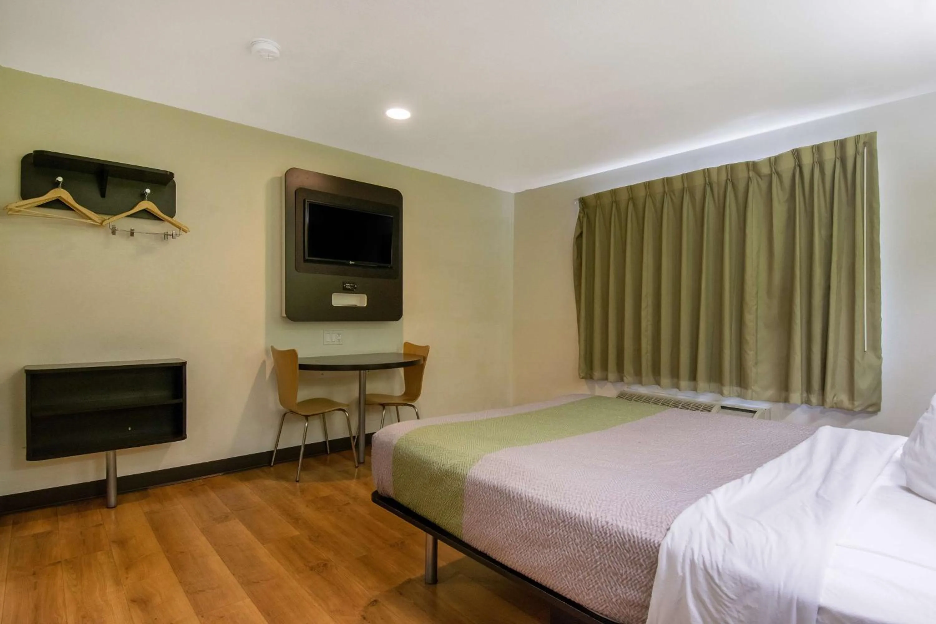 Queen Room - single occupancy - Smoking in Motel 6-Redlands, CA