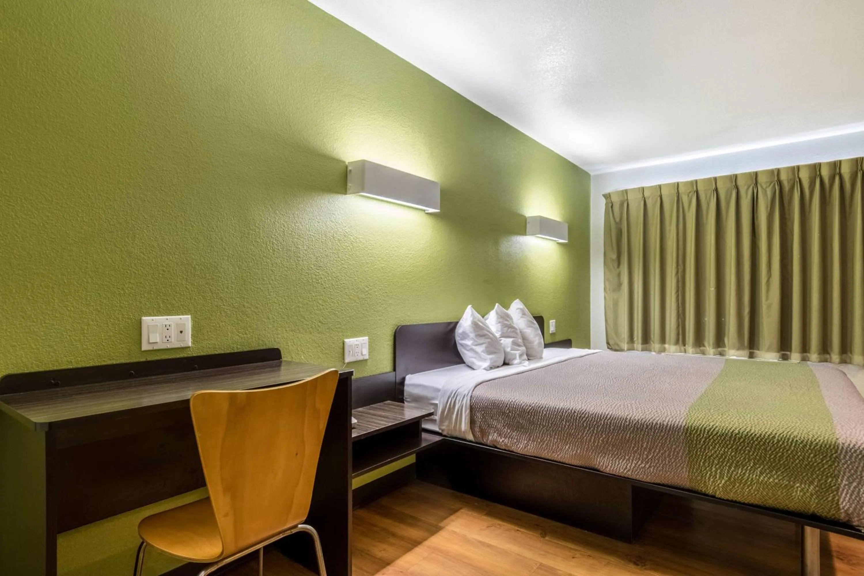 Queen Room - single occupancy - Non-Smoking in Motel 6-Redlands, CA