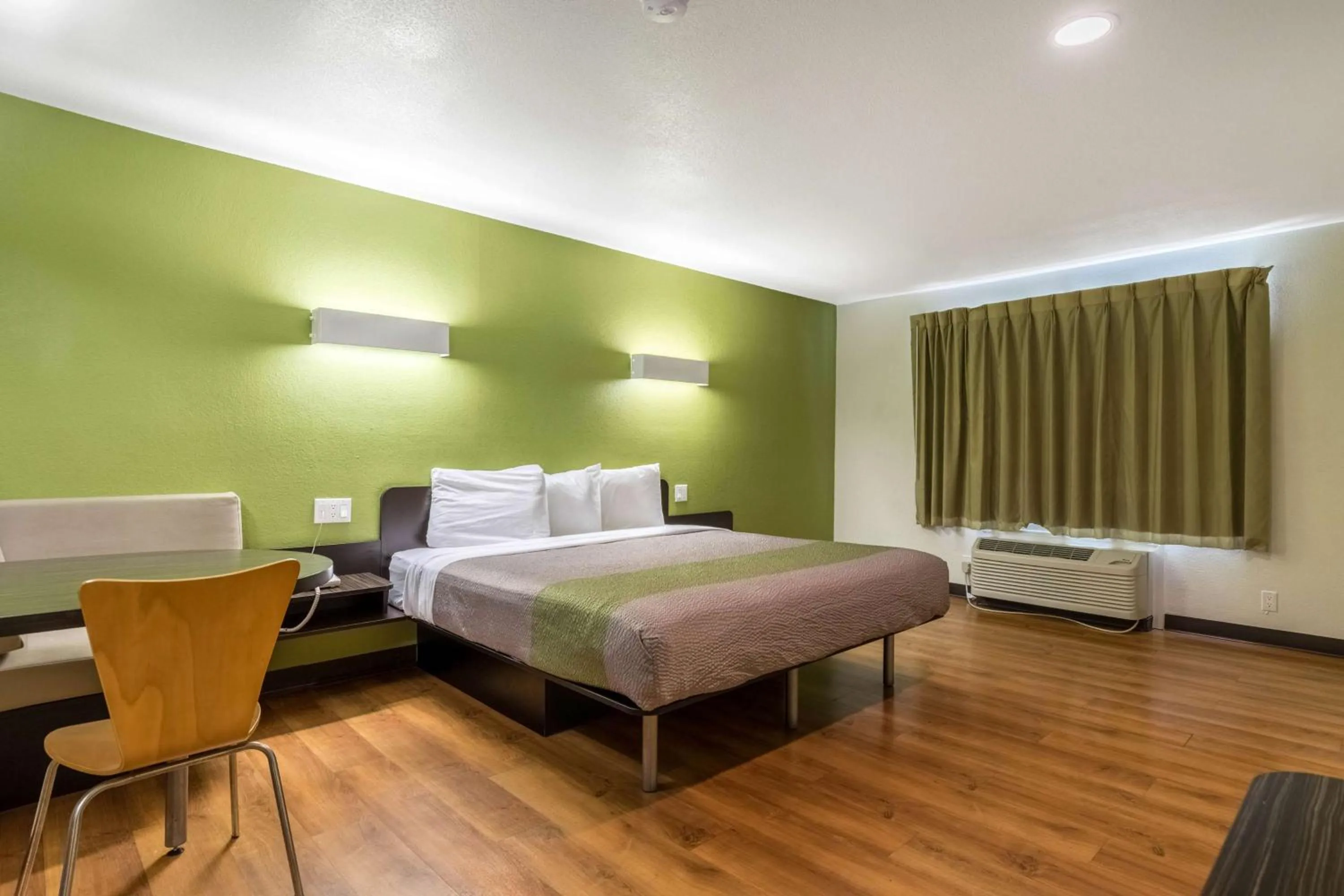 King Room - single occupancy - Non-Smoking in Motel 6-Redlands, CA