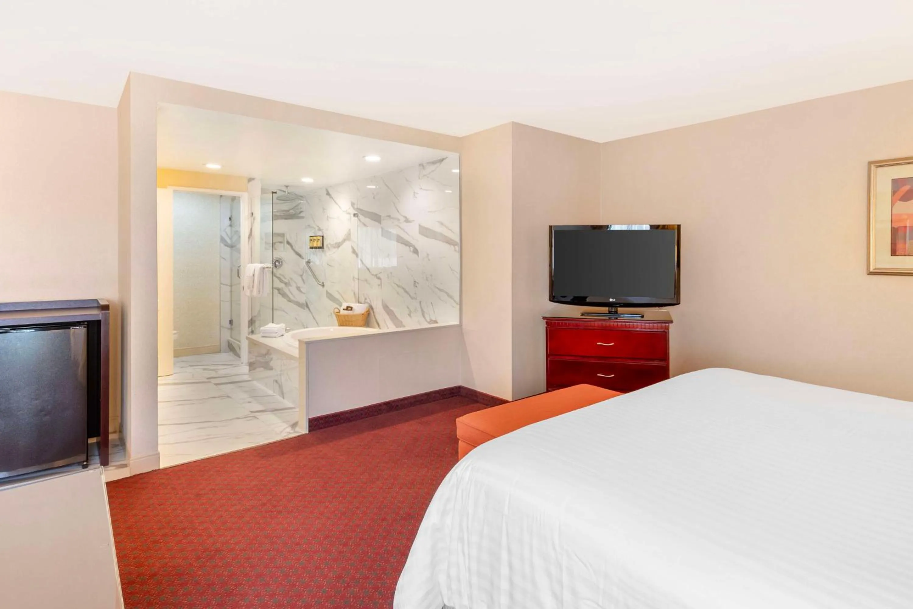 King Suite with Hot Tub - Non-Smoking in Best Western Plus West Covina Inn