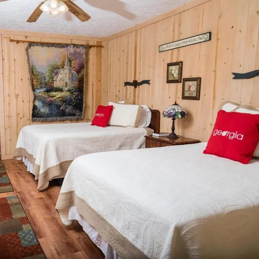 Double Room with Private Bathroom in Mountain Aire Cottages, Inn, & Glamping