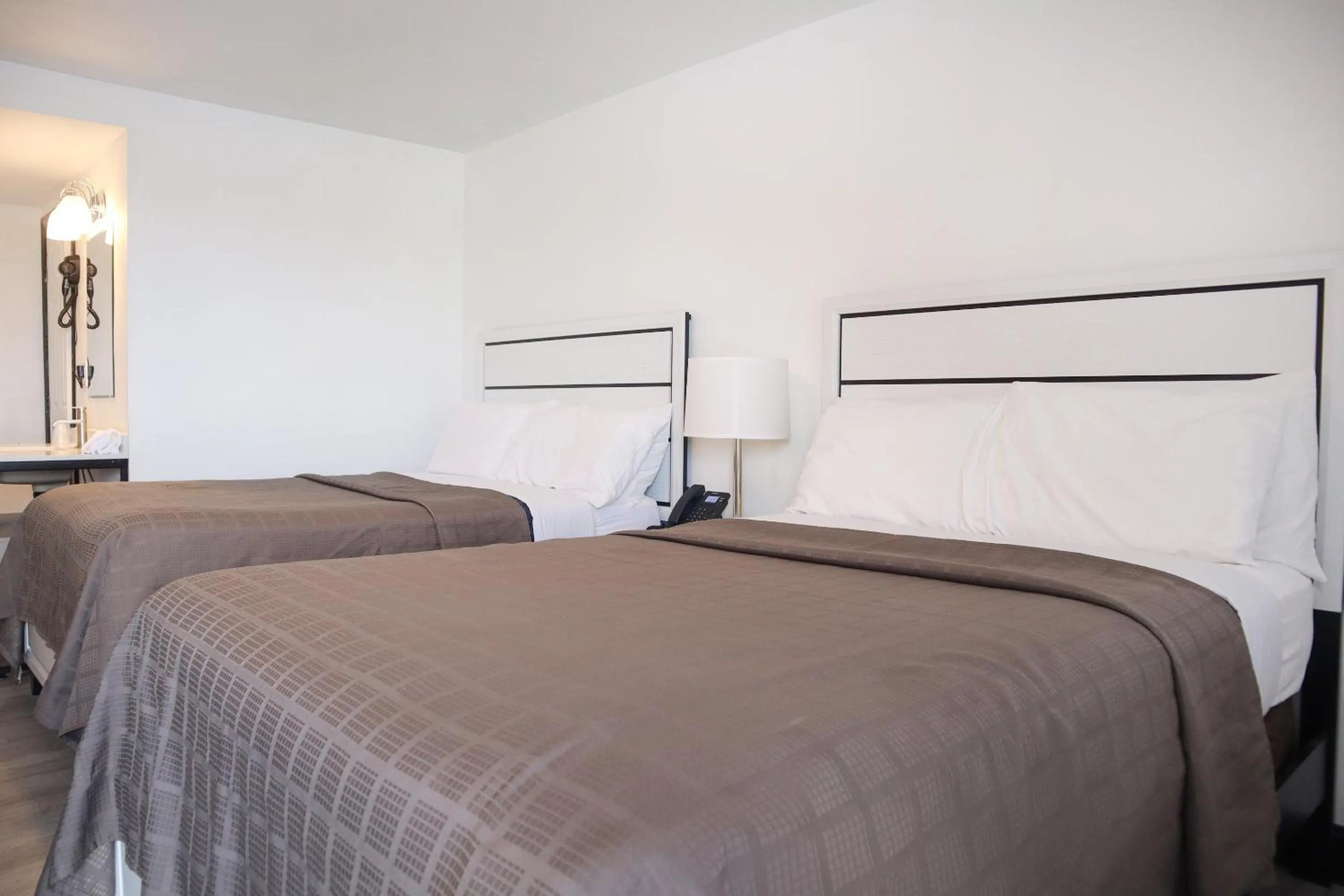 2 Full Bed in The Lancaster Motel By OYO Ronks near Paradise