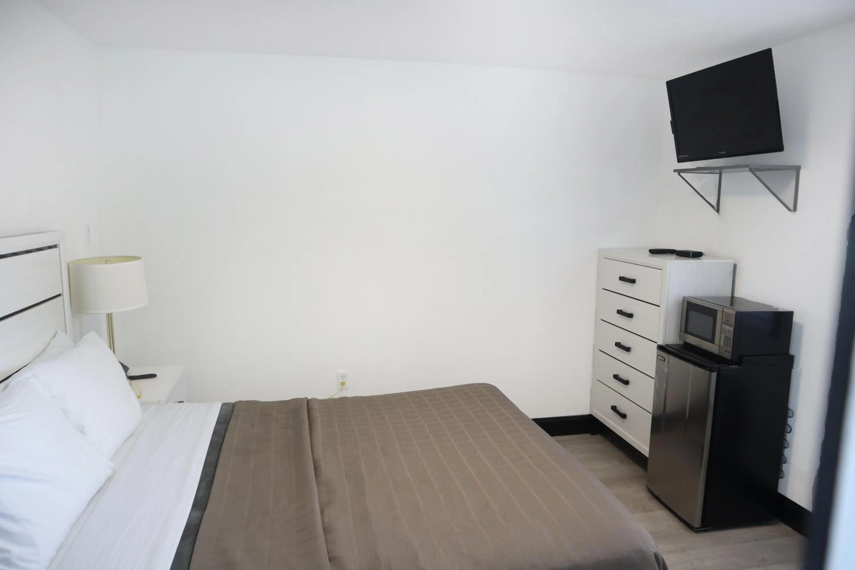 Queen Bed in The Lancaster Motel By OYO Ronks near Paradise