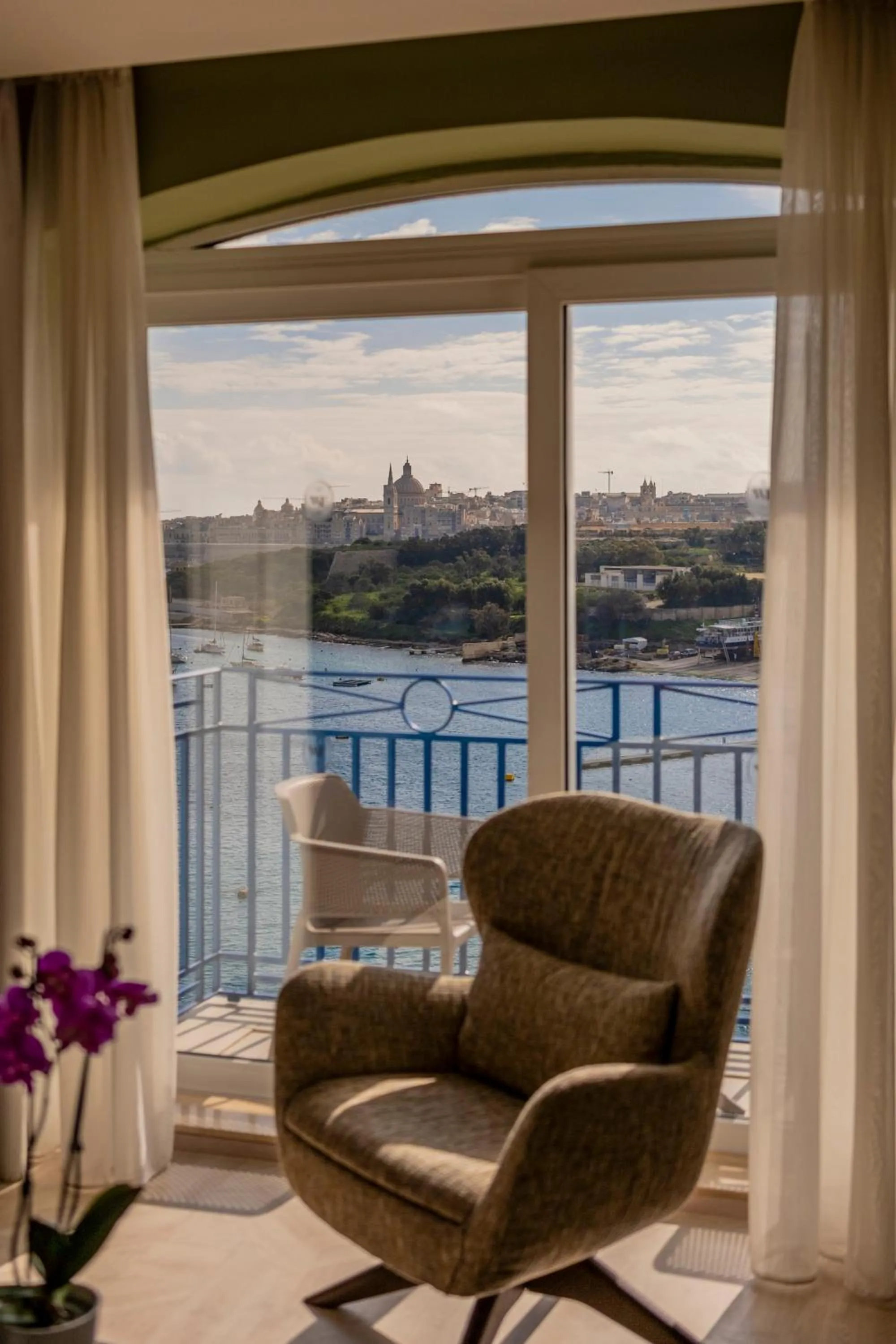 Deluxe Suite with Sea View in Waterfront