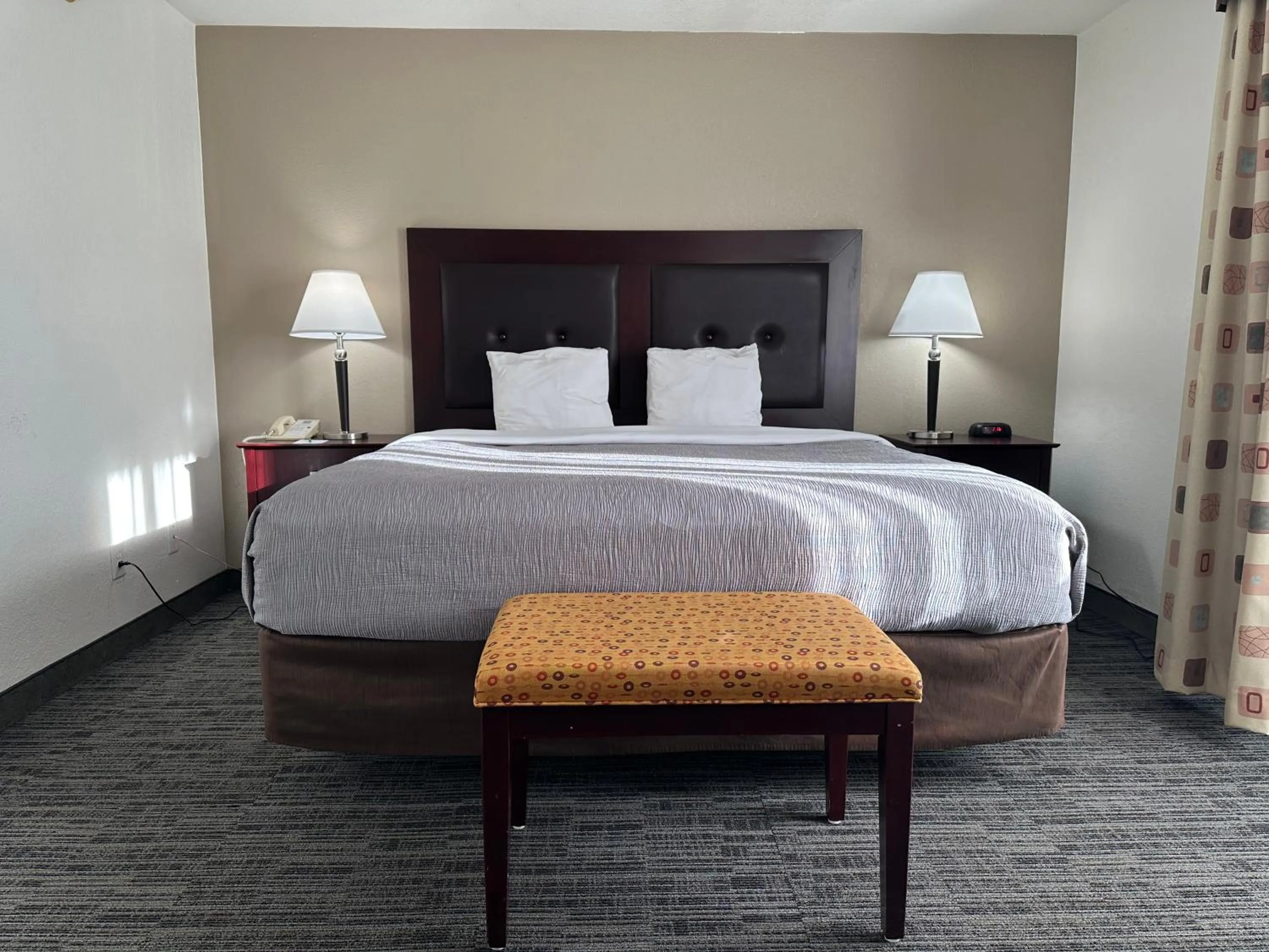 King Suite - Disability Access/Non-Smoking in Quality Inn & Suites Everett