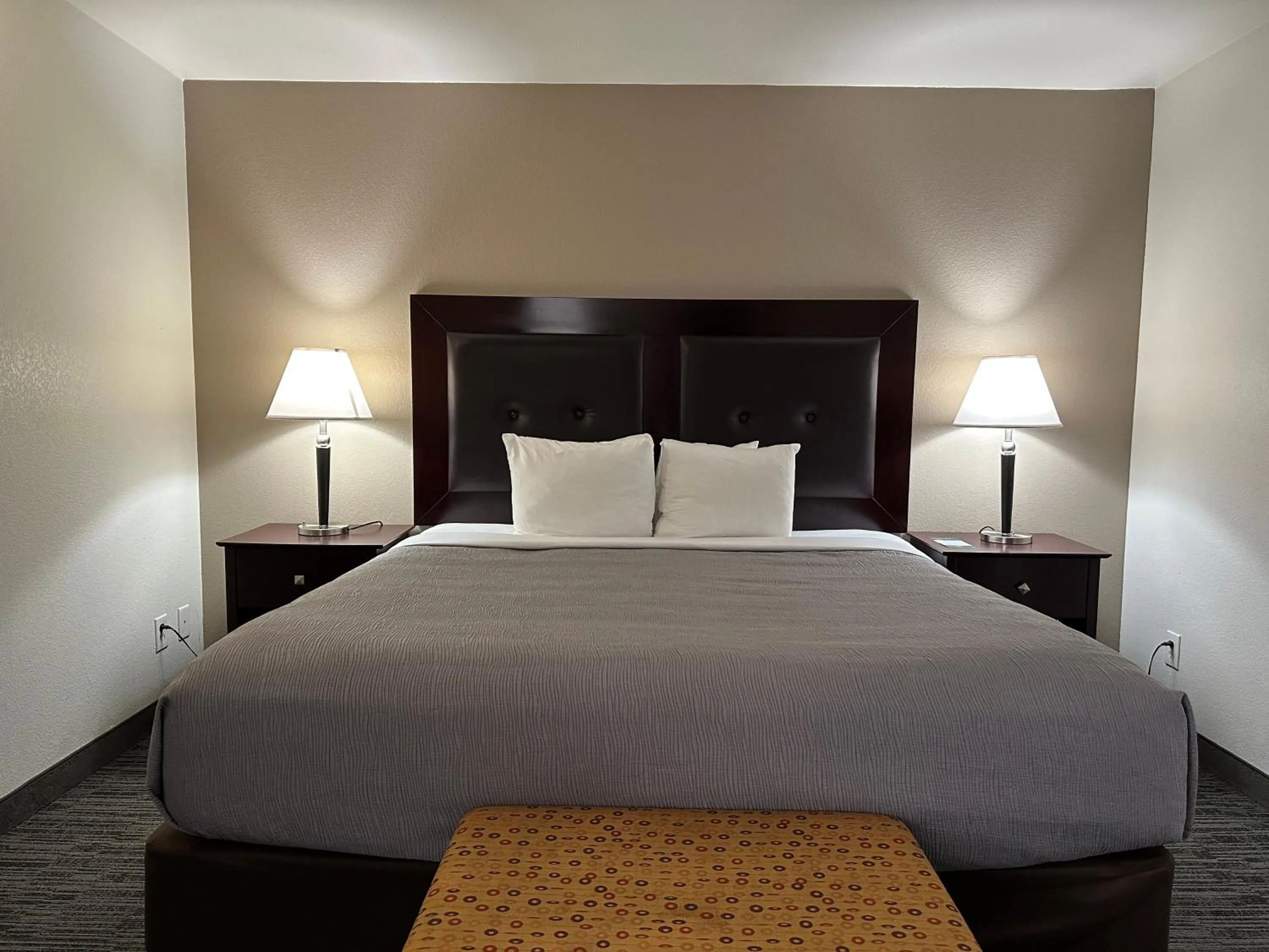 Room with One King Bed and Two Queen Beds - Non-Smoking in Quality Inn & Suites Everett