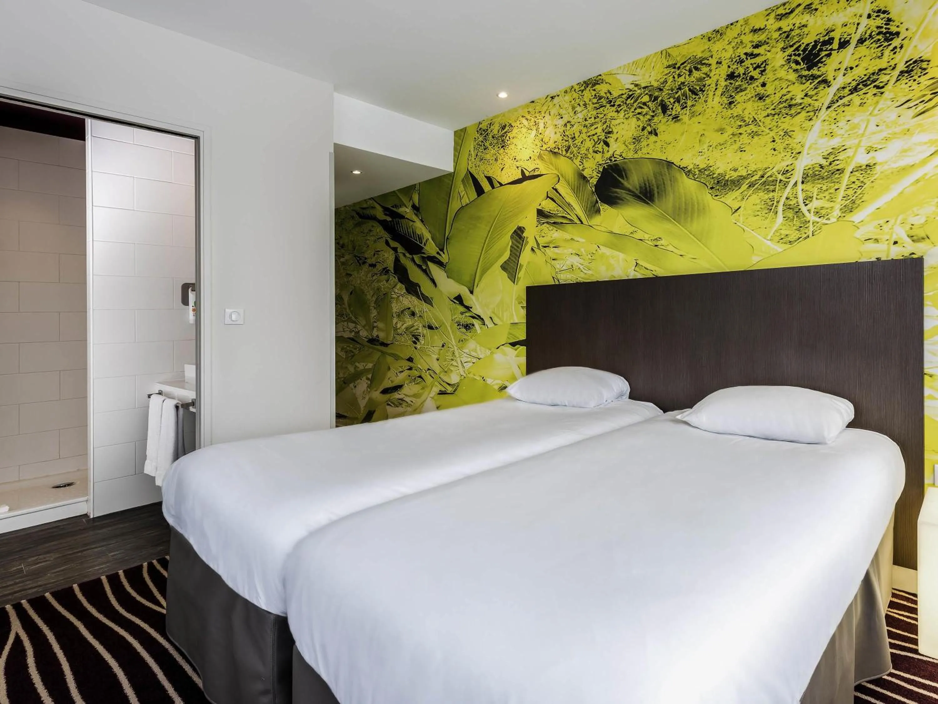 Standard Twin Room in ibis Styles Saint Julien en Genevois Vitam
