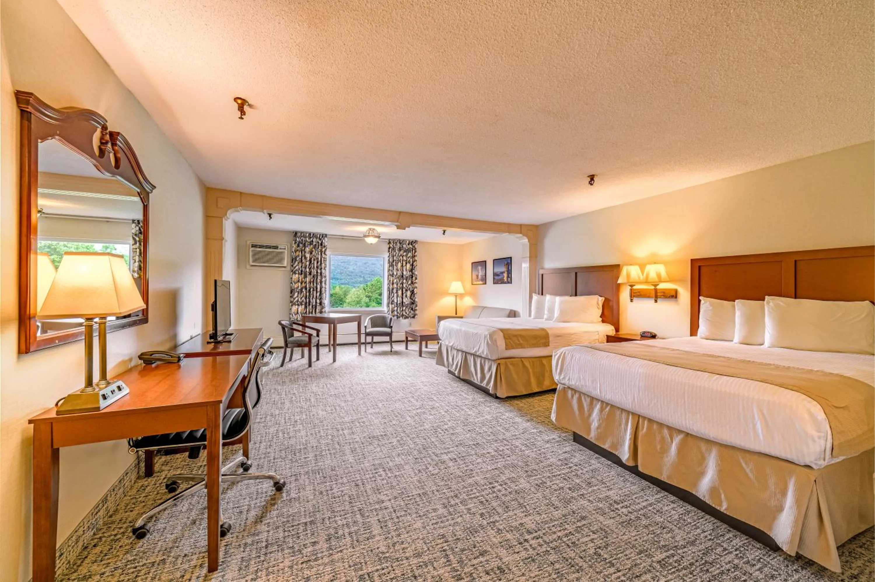 Junior Suite - 2 Queens, Non-Smoking in Town & Country Inn & Resort