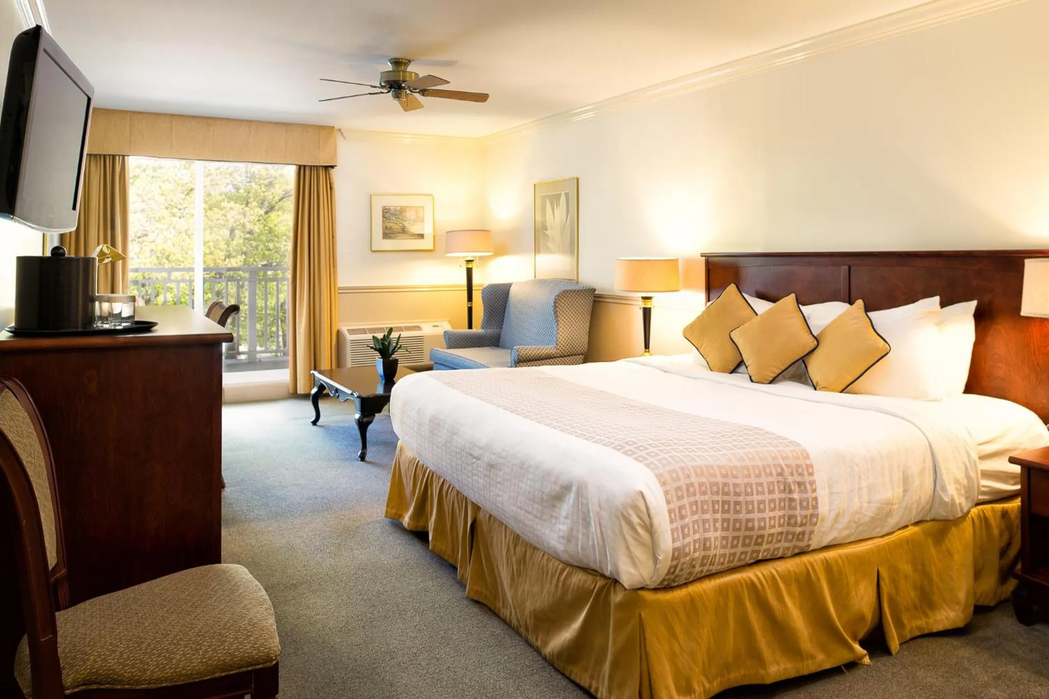 Standard King Room in Inn on the Lake