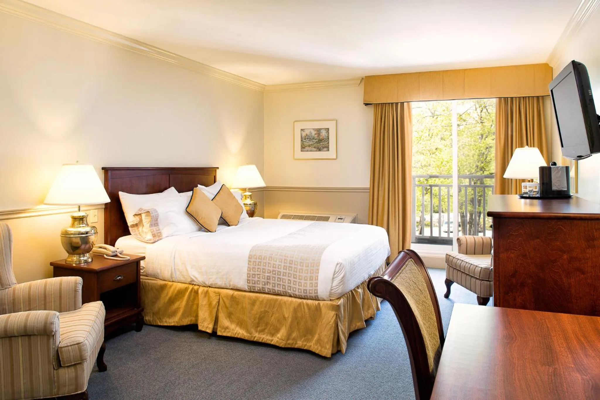 Standard Queen Room in Inn on the Lake