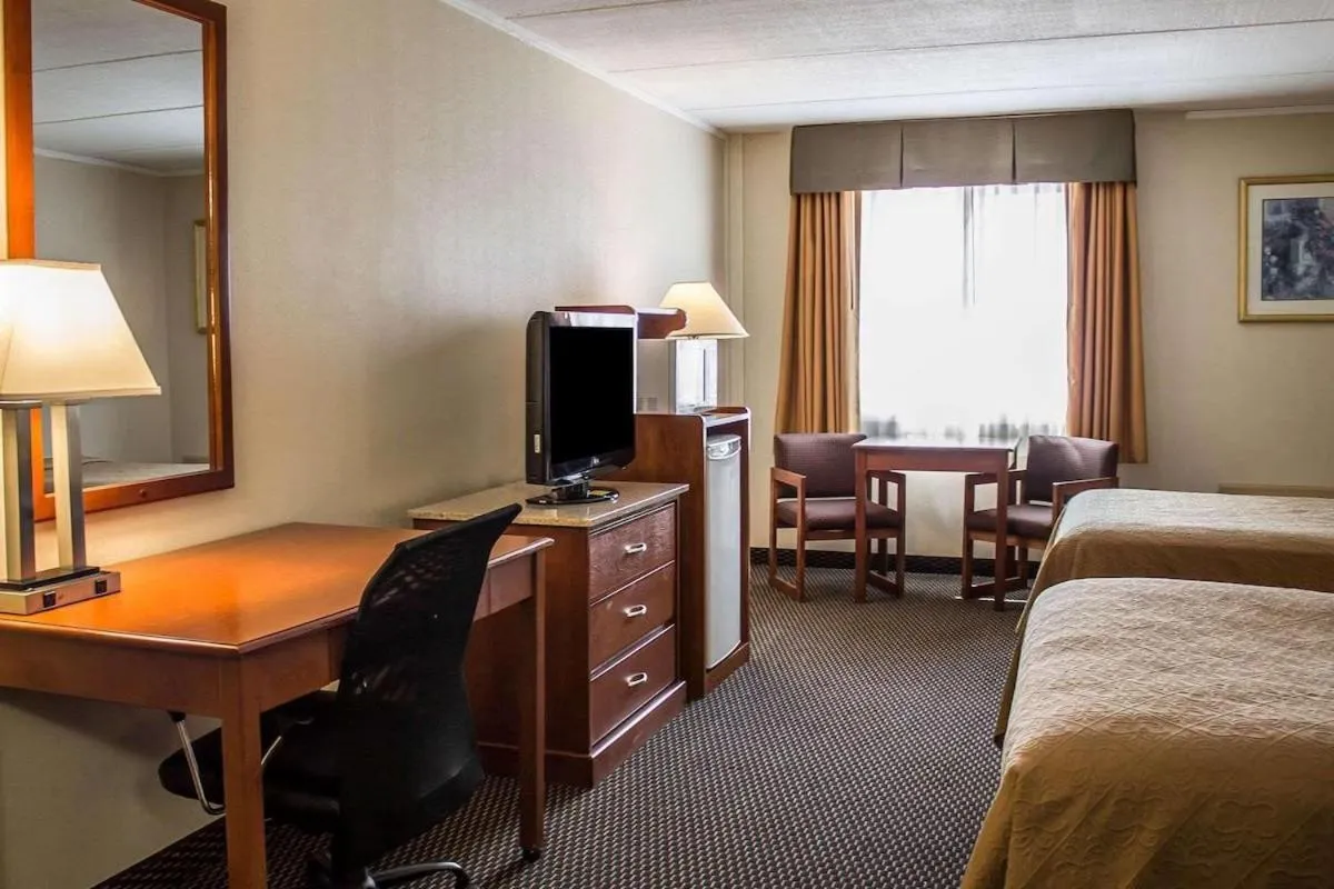 Queen room with 2 Queen Beds, Mobility Access, Roll-In Shower, Non-Smoking in Baymont by Wyndham Youngstown