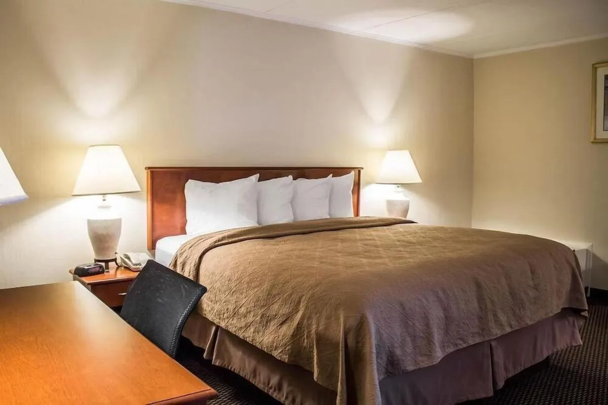 Queen Room - Non-Smoking in Baymont by Wyndham Youngstown