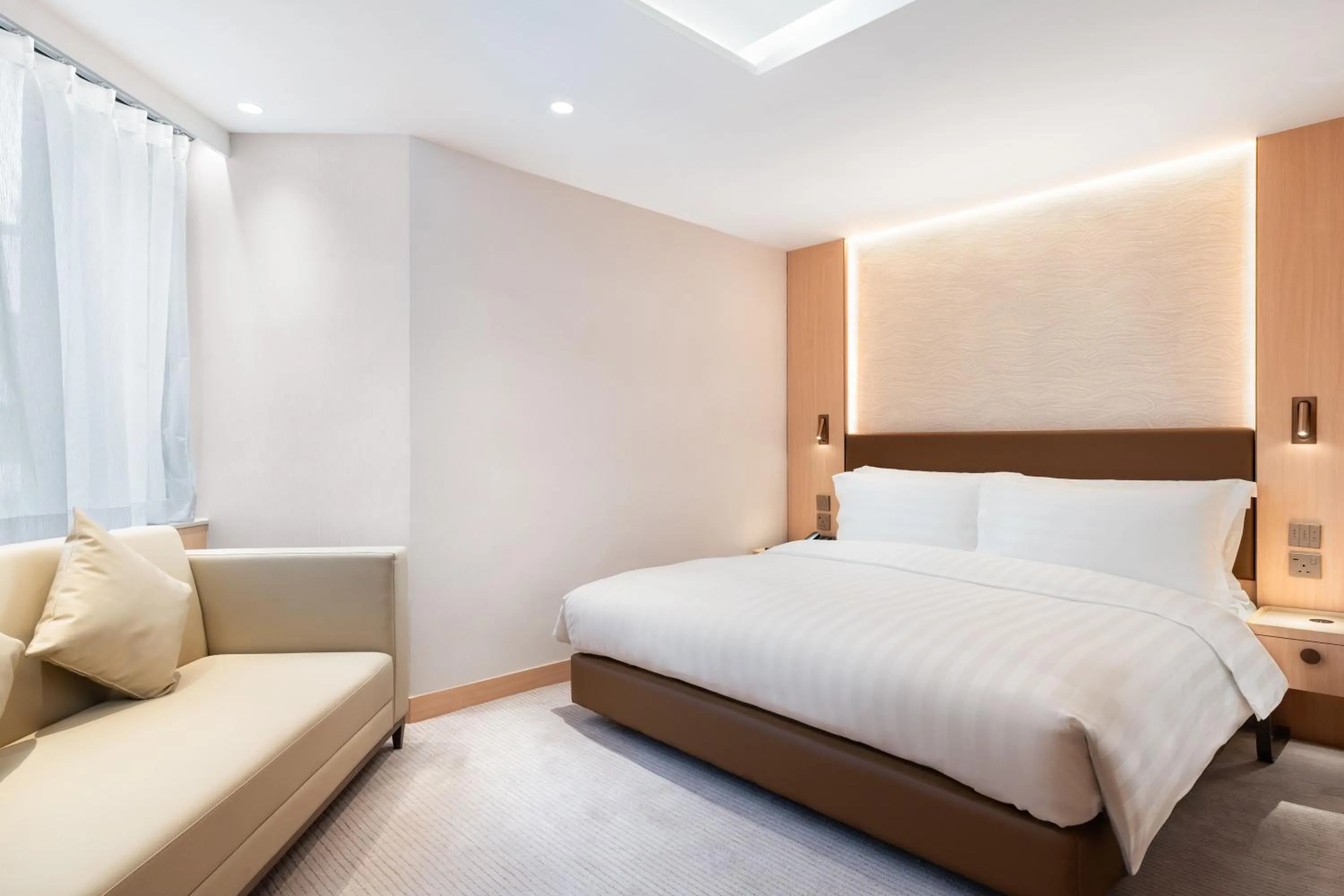 New Revenoerated Non Smoking City View Deluxe Room with Queen bed in The Kimberley Hotel