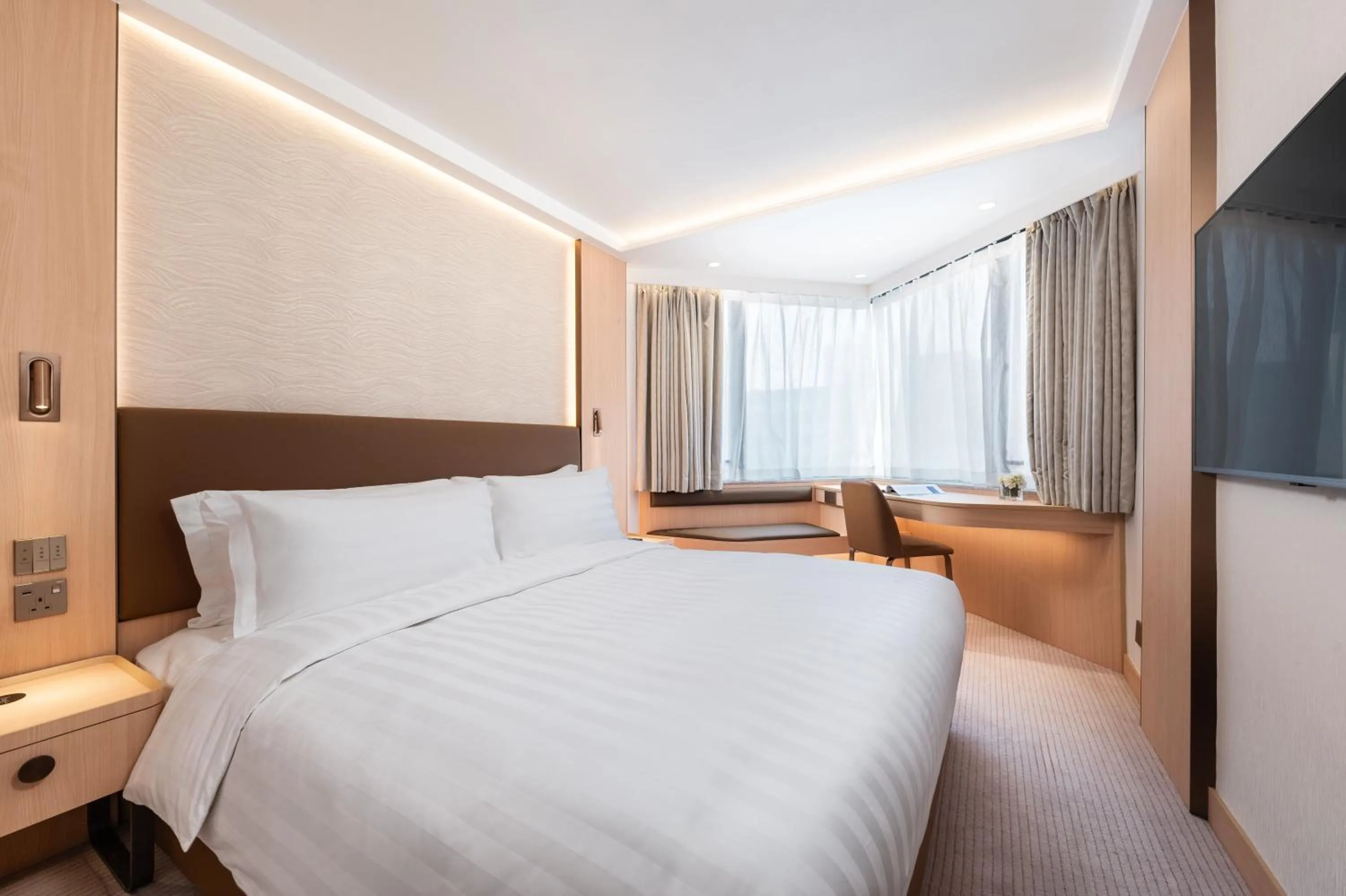 Newly Renovated Non Smoking City View Superior Room with Queen Bed in The Kimberley Hotel