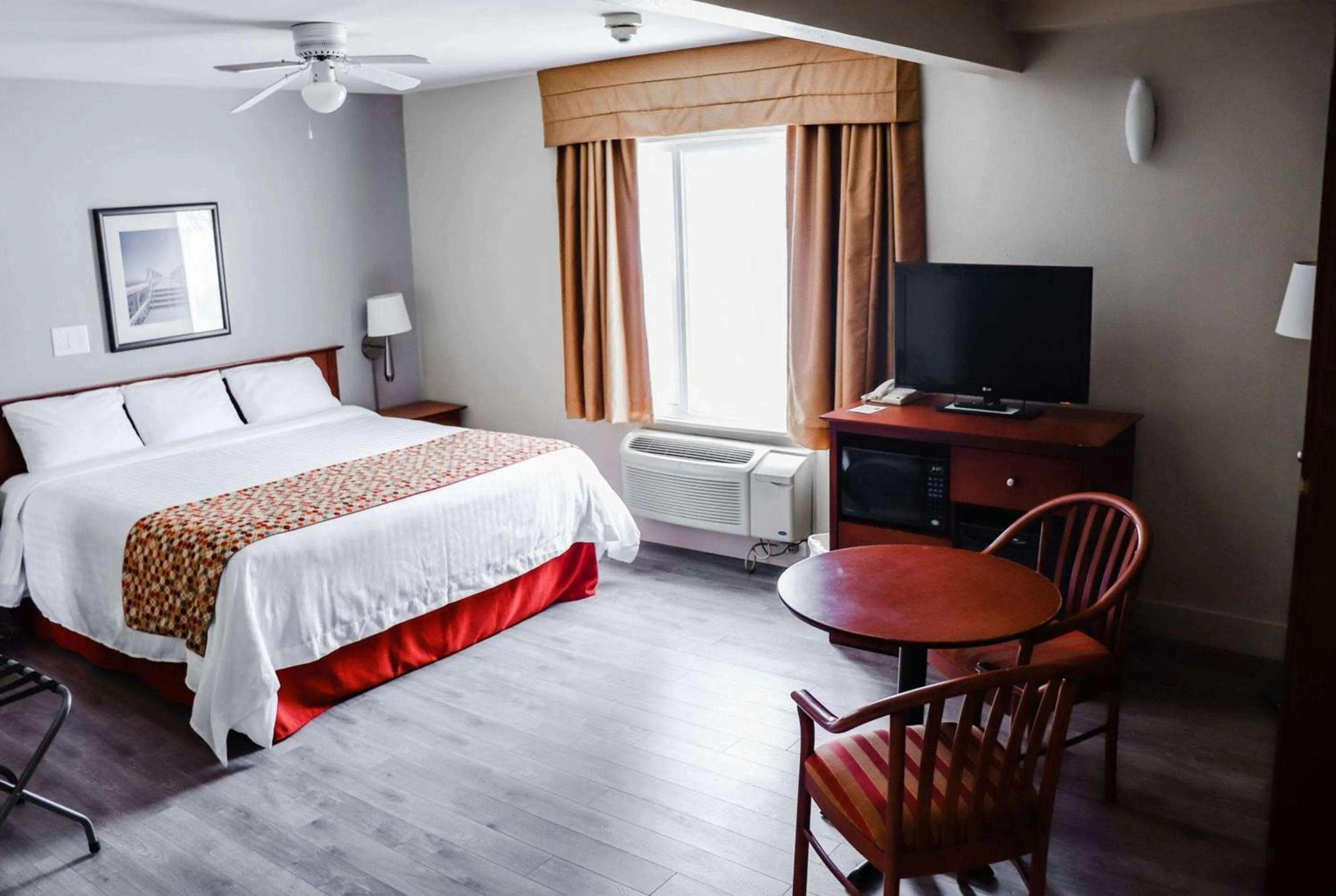 King Suite with Jetted Tub - Non-Smoking in Super 8 by Wyndham Campbellton NB