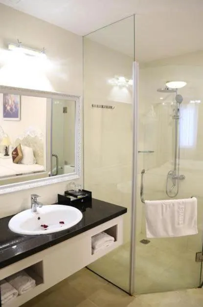 Deluxe Triple Room with Ocean View   in Tuyet Son Hotel (TS Ocean Hotel)