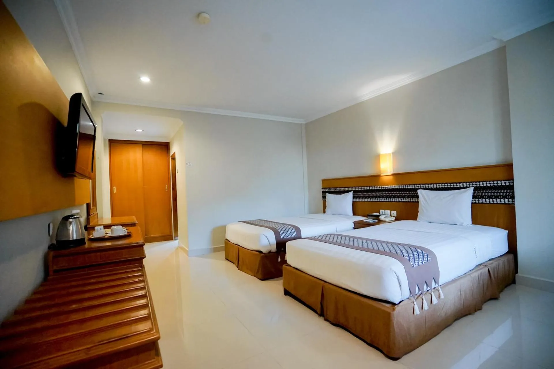 Executive Twin Room in Cakra Kembang Hotel