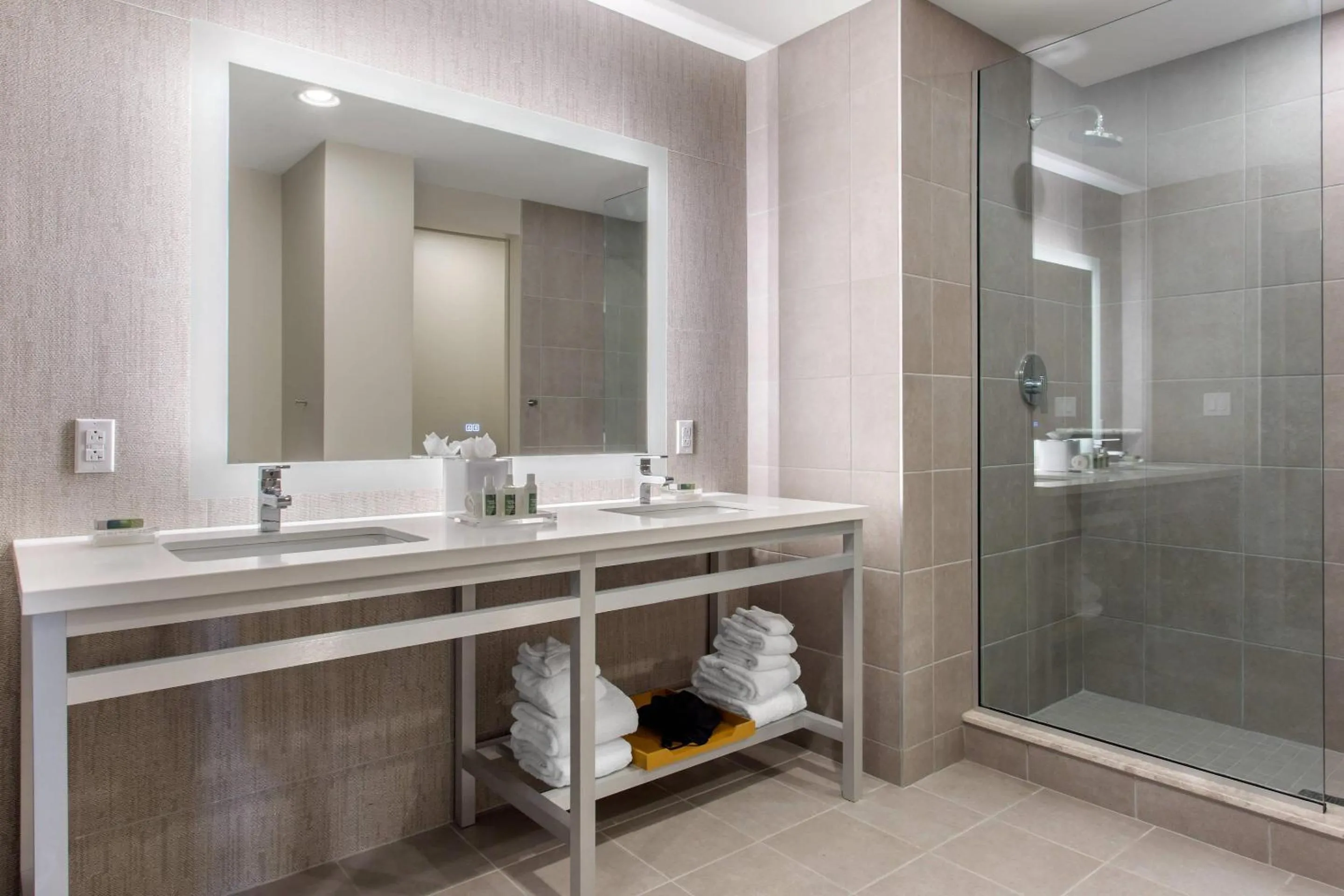 King Suite - Accessible/Non-Smoking in Cambria Hotel Philadelphia Downtown - City Center