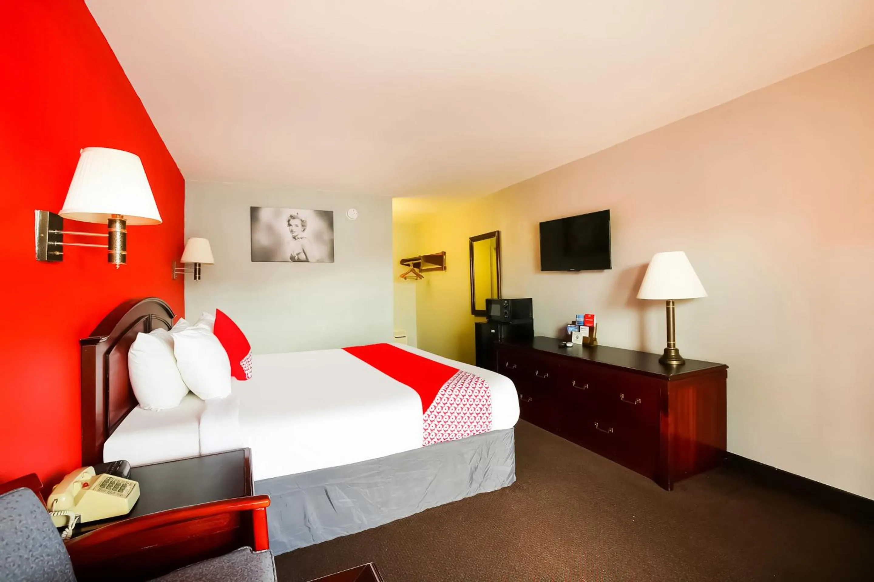 King Bed Smoking in OYO Hotel Texarkana North Heights AR Hwy I-30