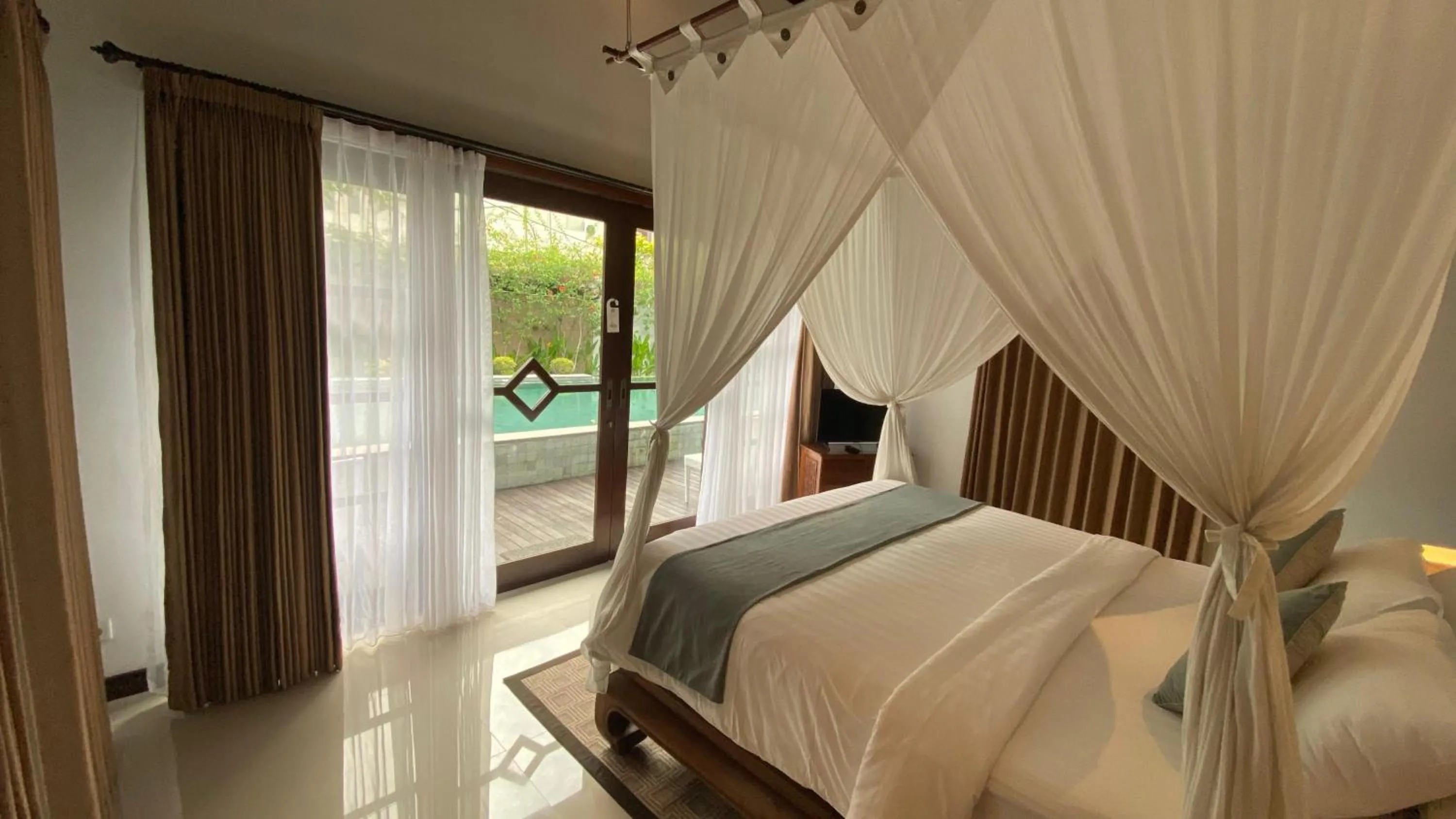 Superior Double Room With Pool Access in djabu Canggu Beach Villa