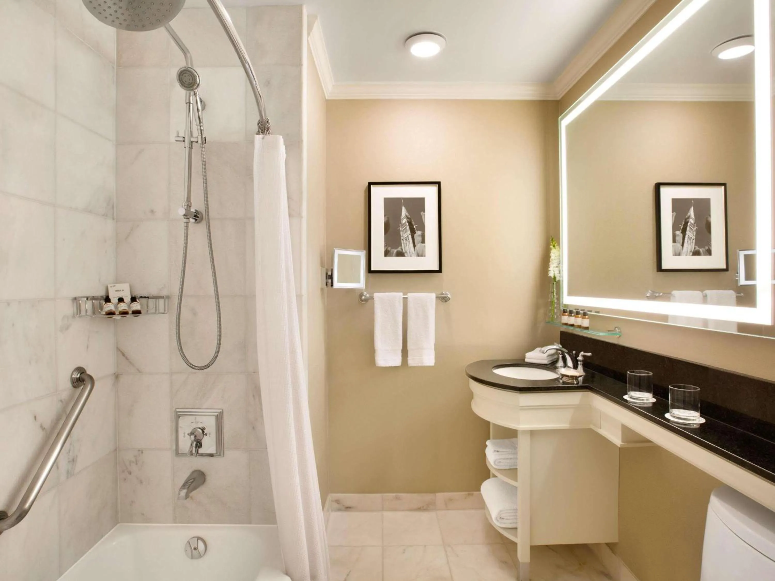 Queen Room with View in Fairmont Chateau Laurier