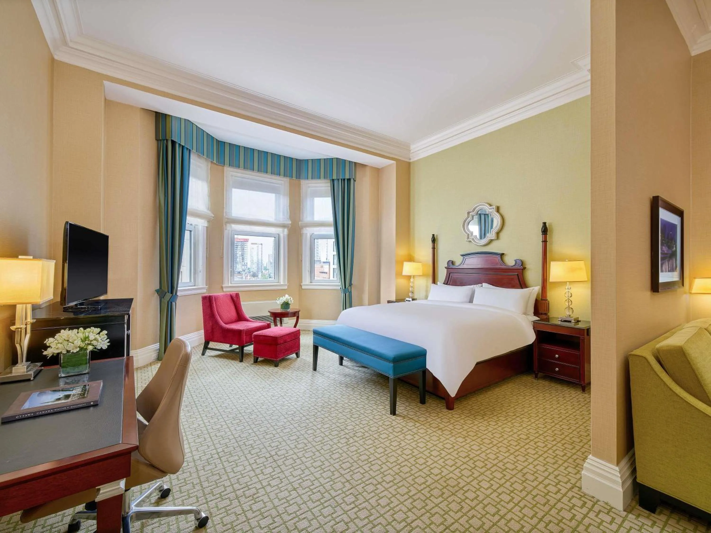 Deluxe Queen Room in Fairmont Chateau Laurier