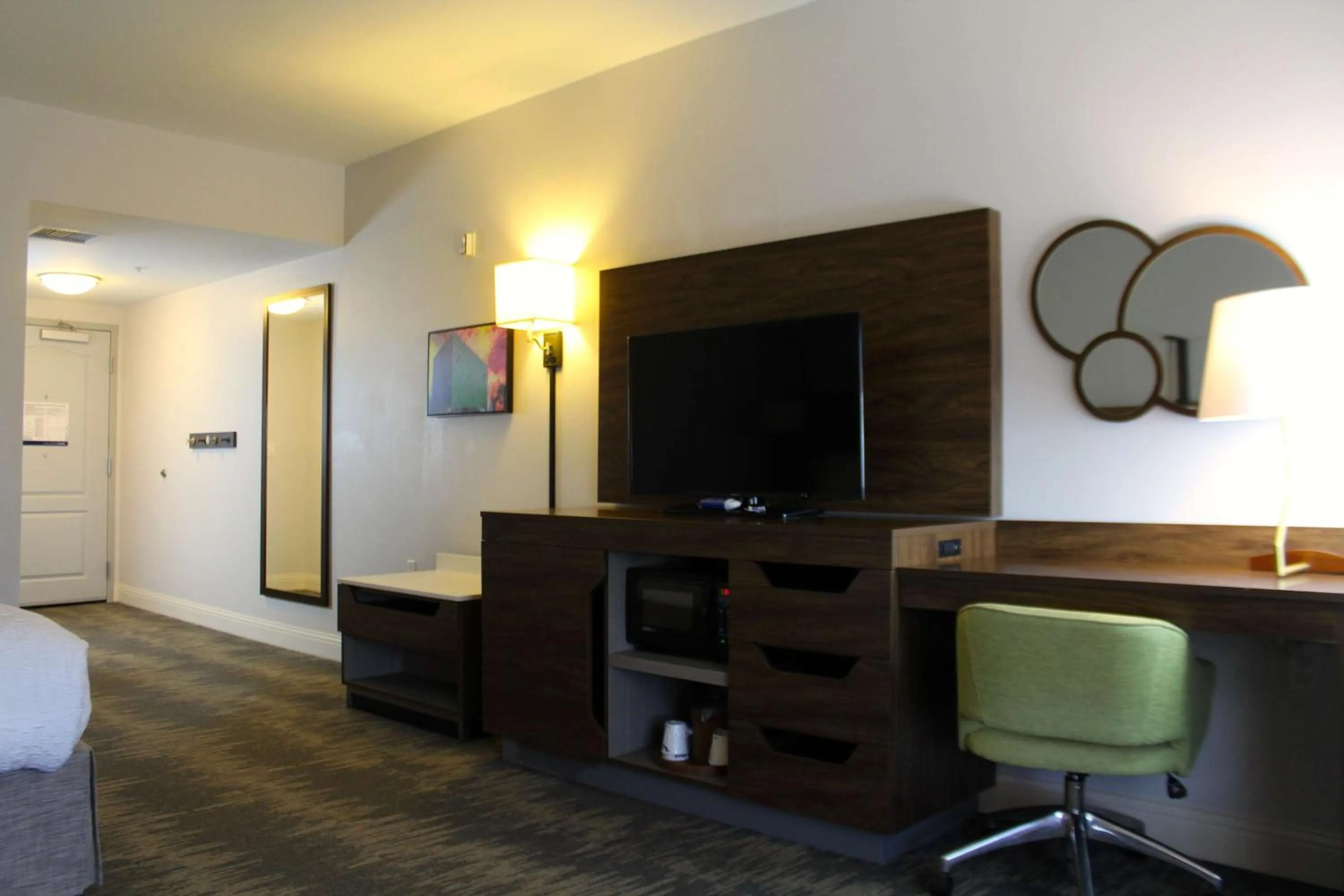King Room with Accessible Tub - Mobility and Hearing Access/Non-Smoking in Hampton Inn & Suites Sarasota / Bradenton - Airport