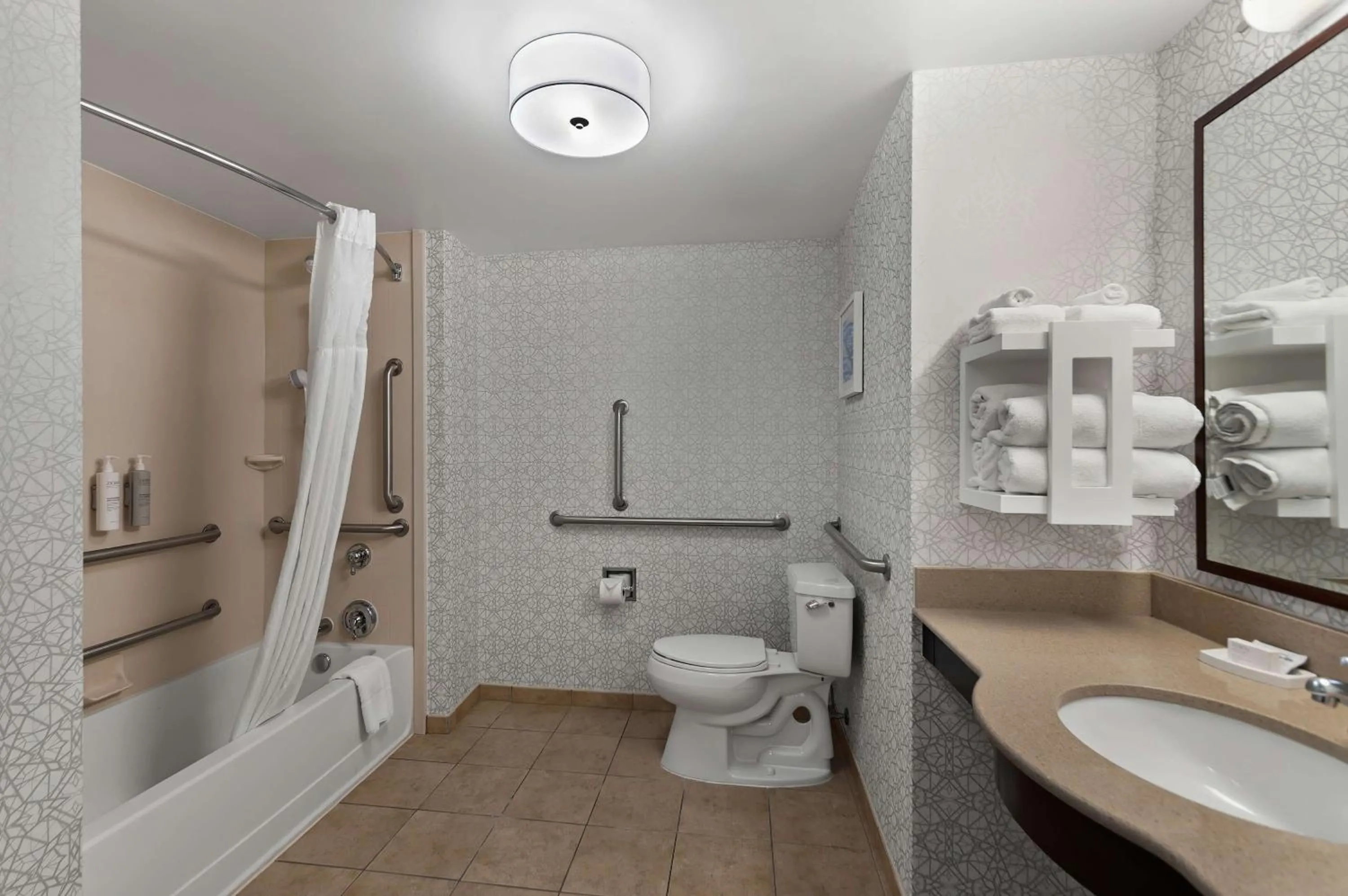 King Room with Accessible Tub - Mobility and Hearing Access/Non-Smoking in Hampton Inn & Suites Fort Belvoir Alexandria South