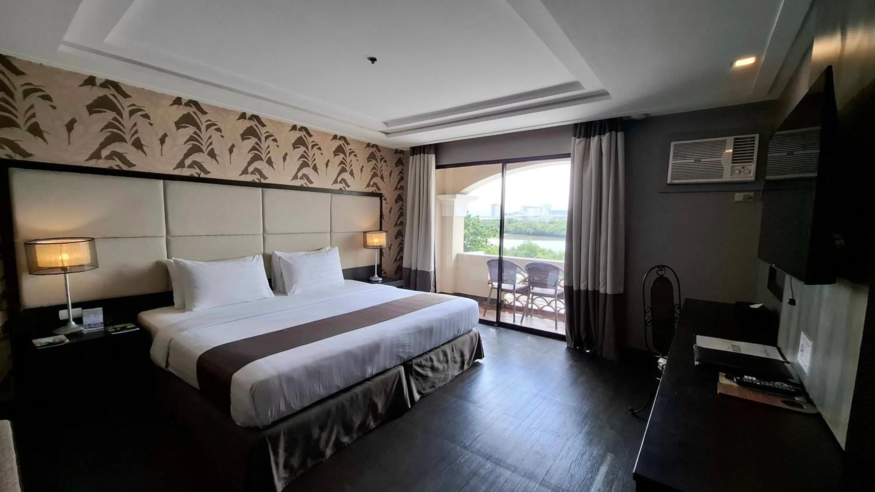 Deluxe Double or Twin Room with River View in Hotel Del Rio