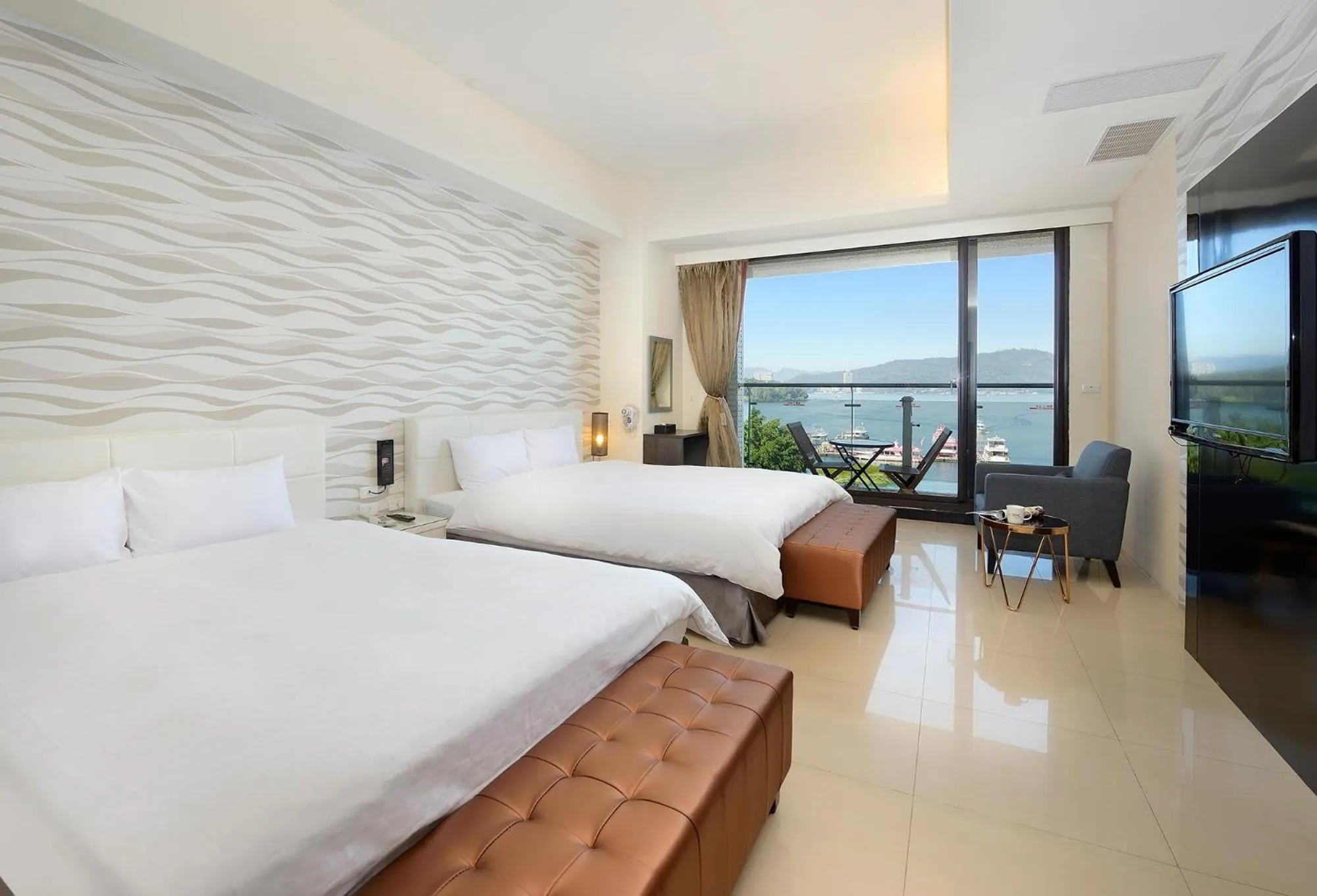 Quadruple Room with Lake View in Hu Yue Lakeview Hotel