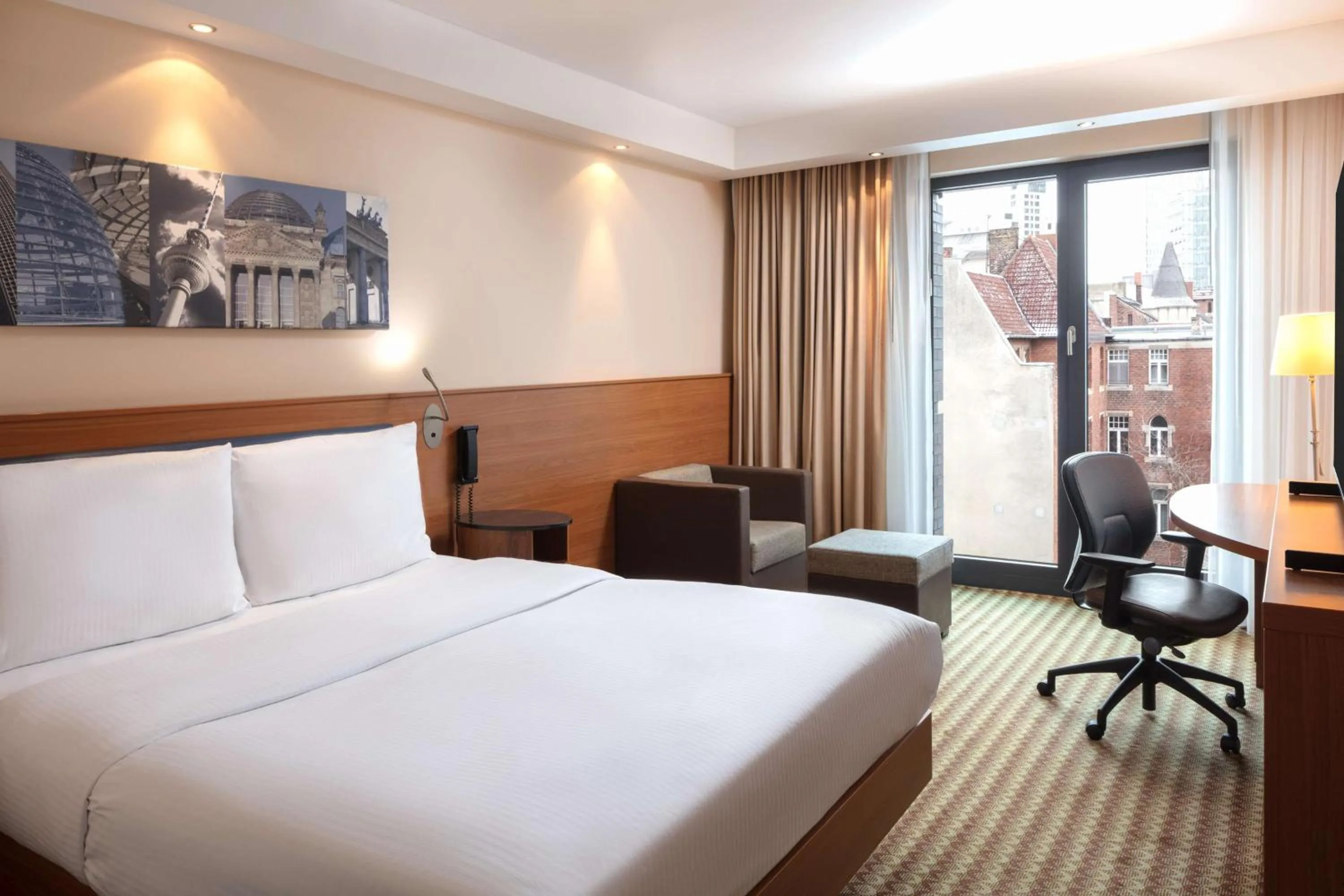 Queen Room with Courtyard View in Hampton by Hilton Berlin City West