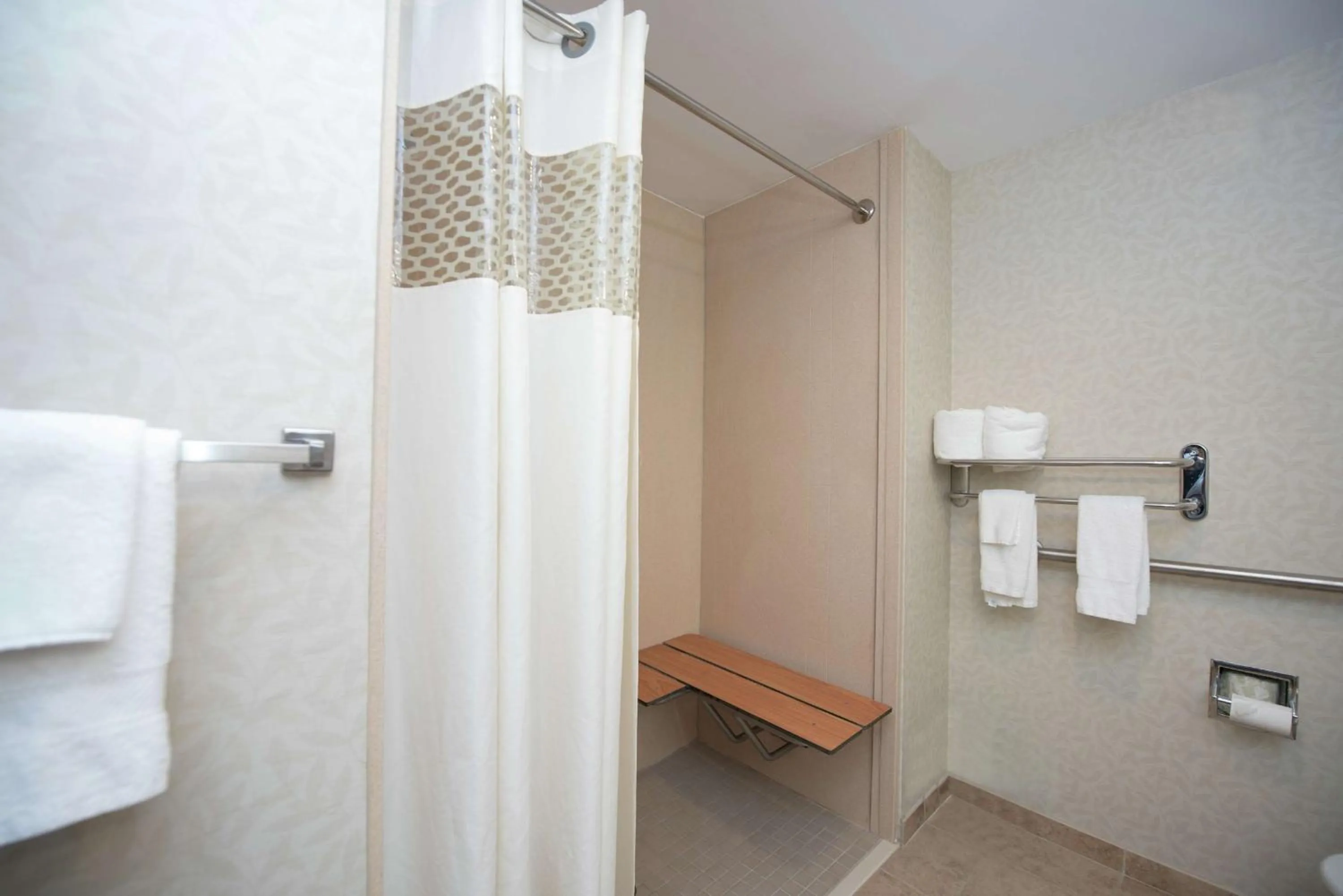 King Room with Accessible Tub - Mobility and Hearing Access/Non-Smoking in Hampton Inn Yazoo City