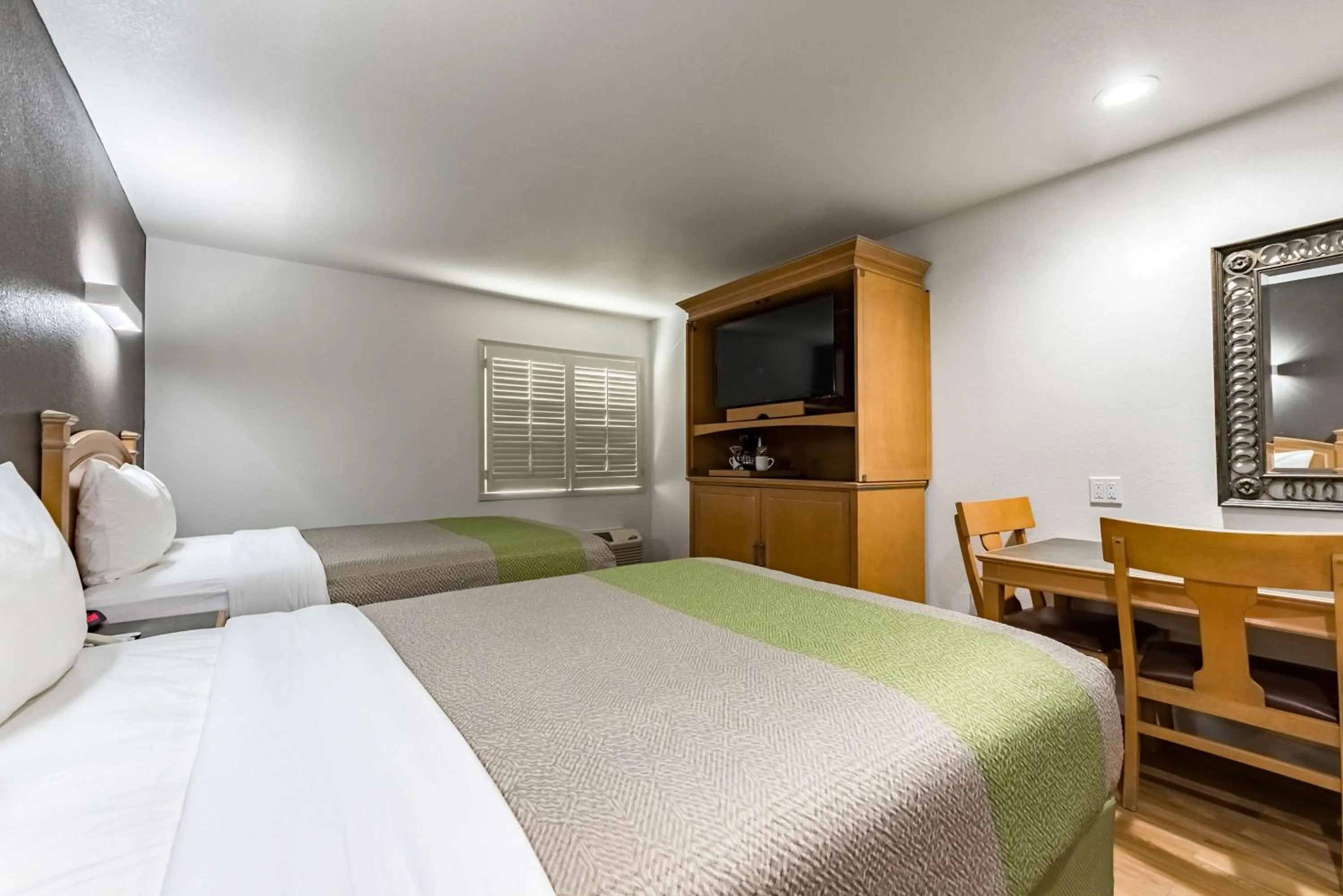 Deluxe Quadruple Room - Smoking in Studio 6-Plano, TX