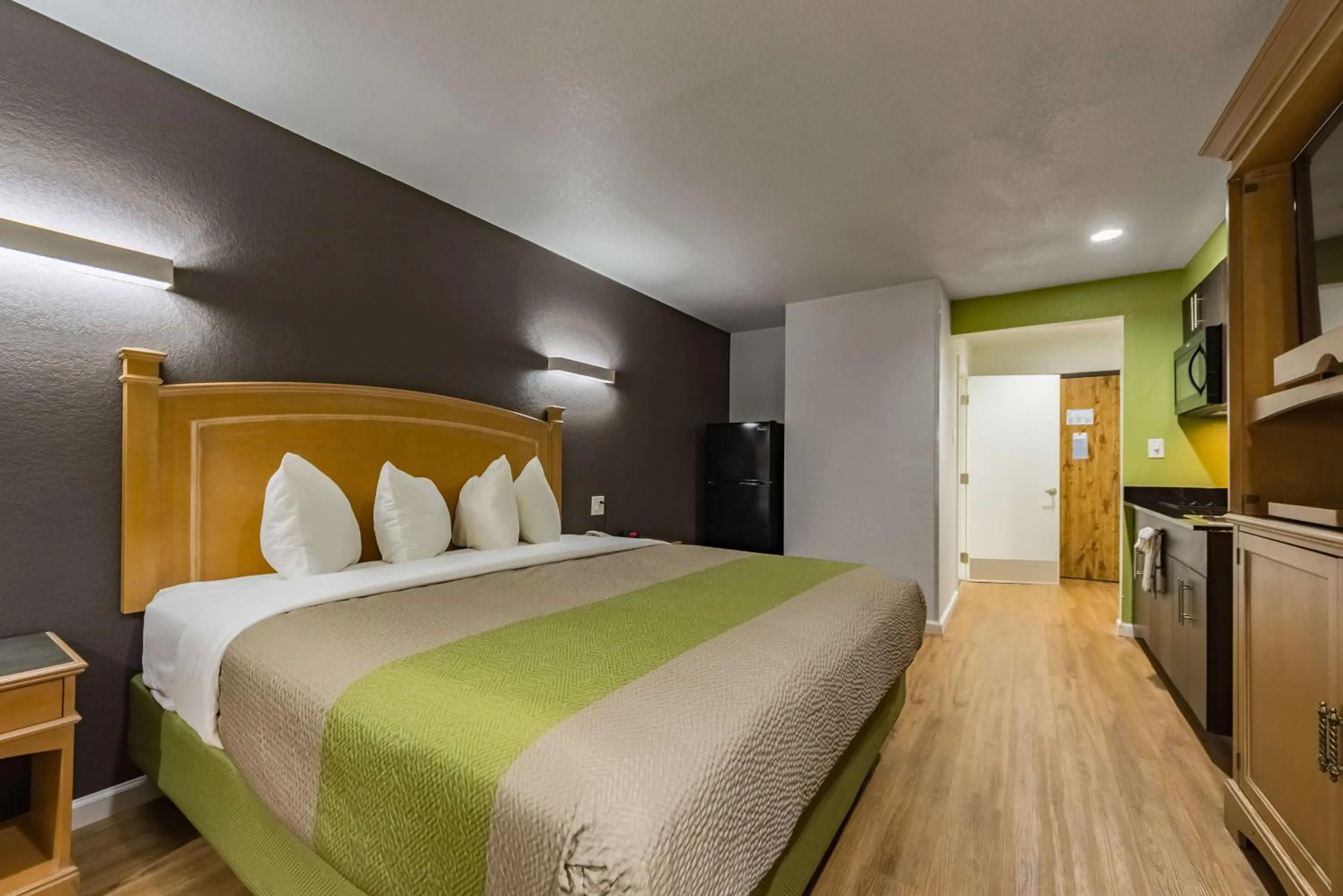 Deluxe King Room - Non-Smoking in Studio 6-Plano, TX