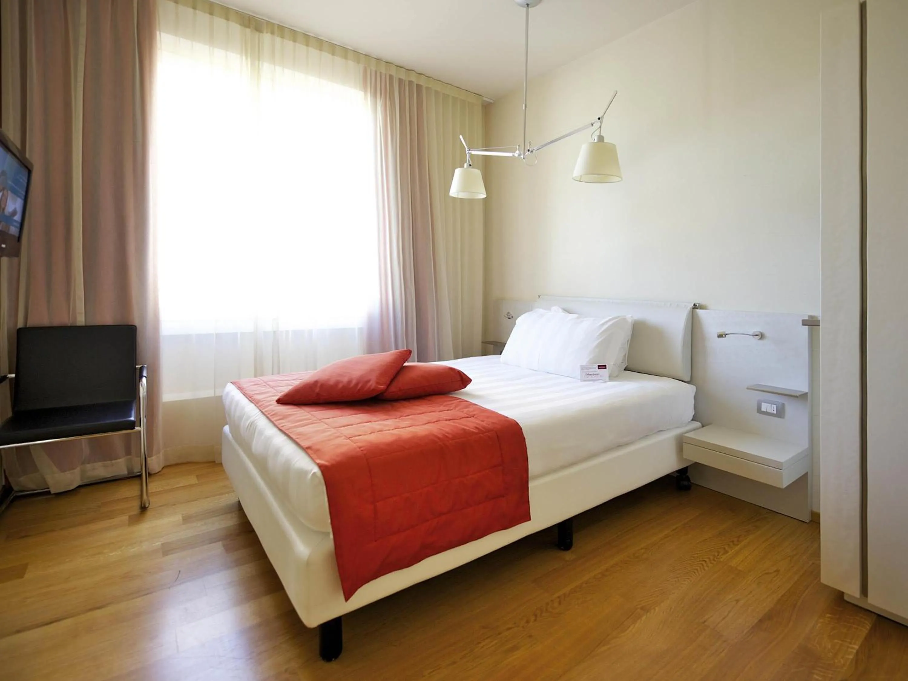 Classic Room with French Bed in Hotel Mercure Milano Solari