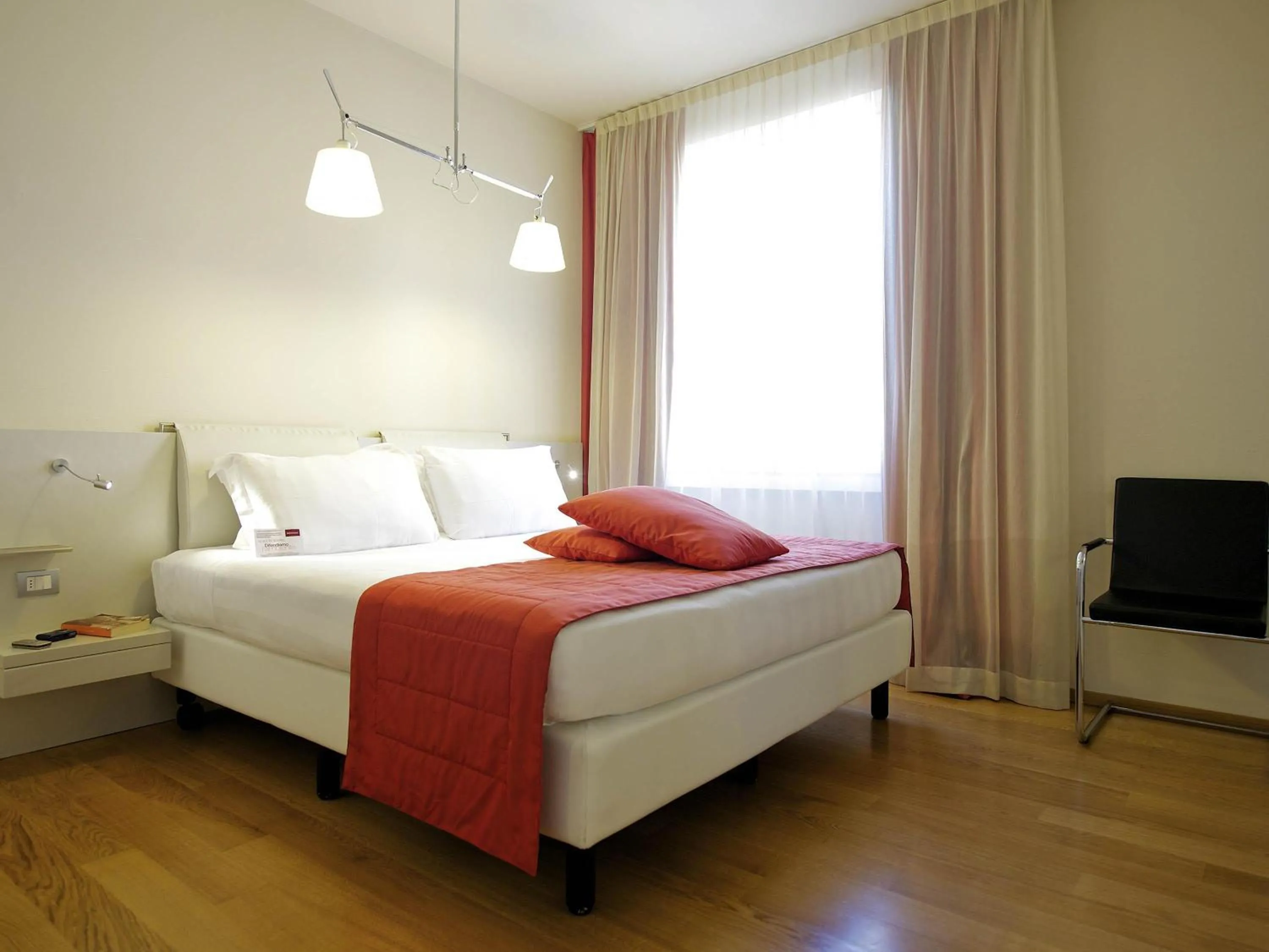 Classic Double Room with King Bed in Hotel Mercure Milano Solari